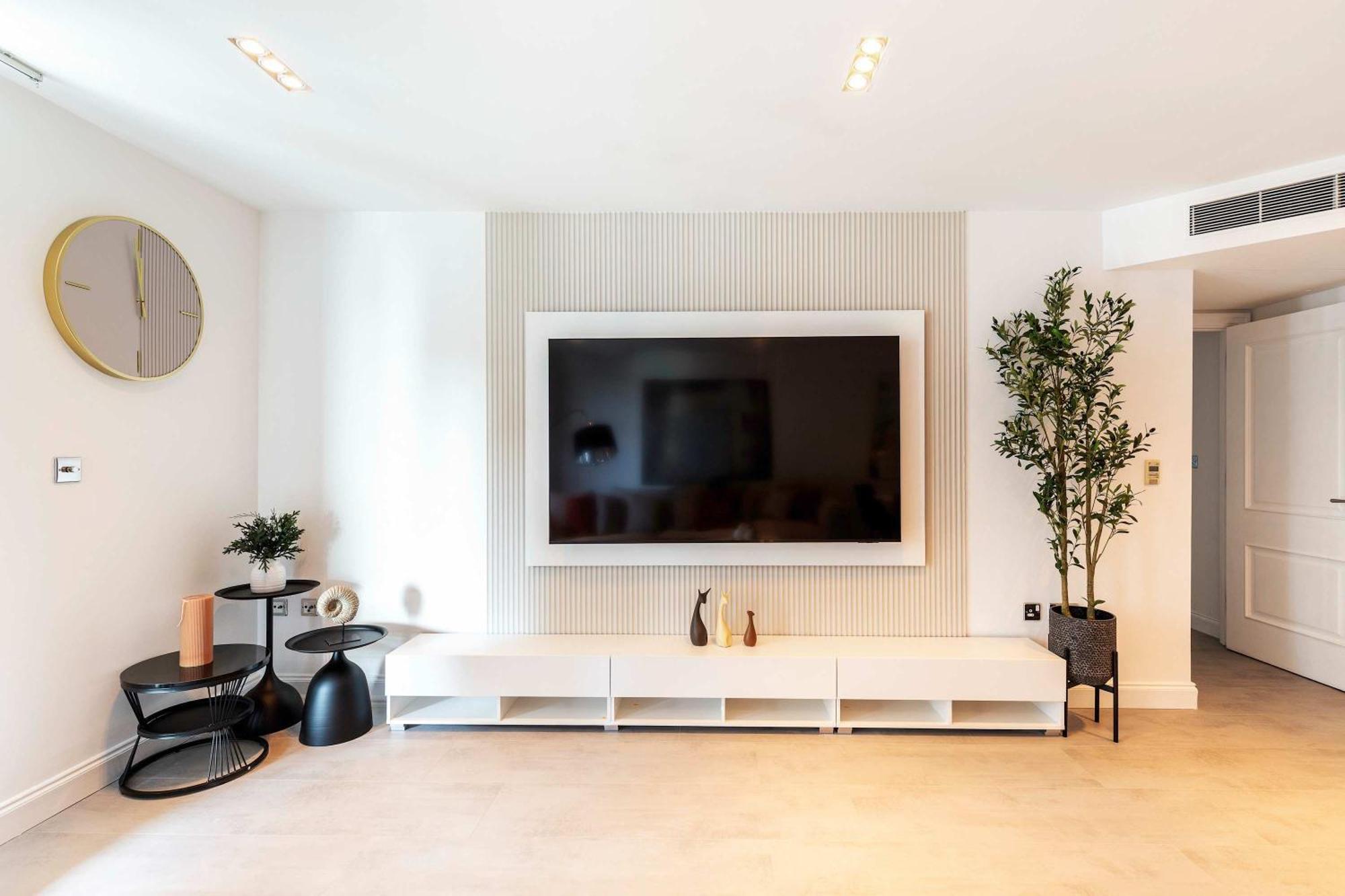 Italian Elegance In Riverside Battersea Apartment *