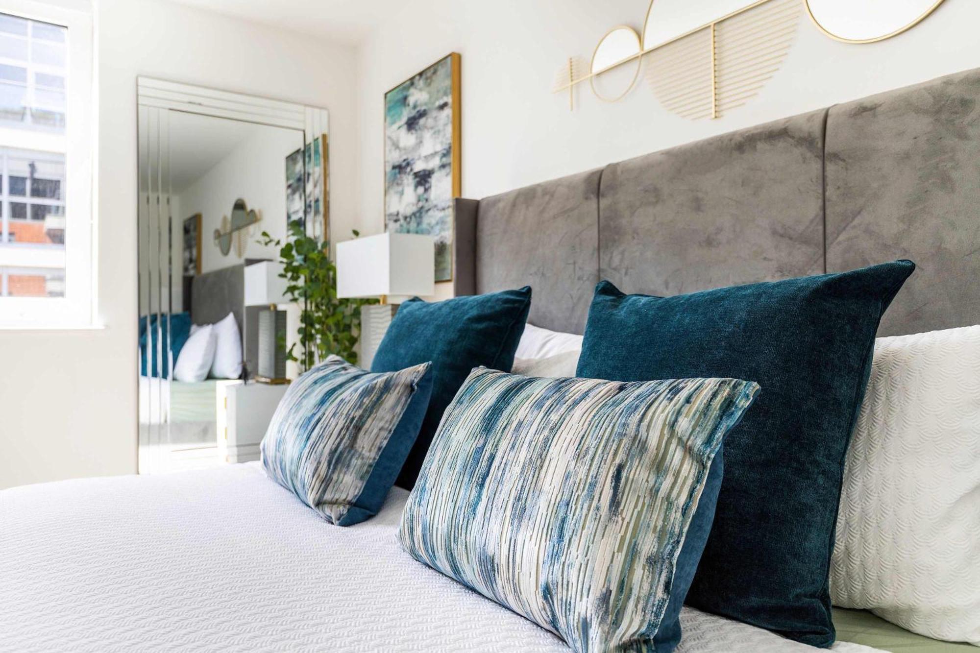 Italian Elegance In Riverside Battersea Apartment *