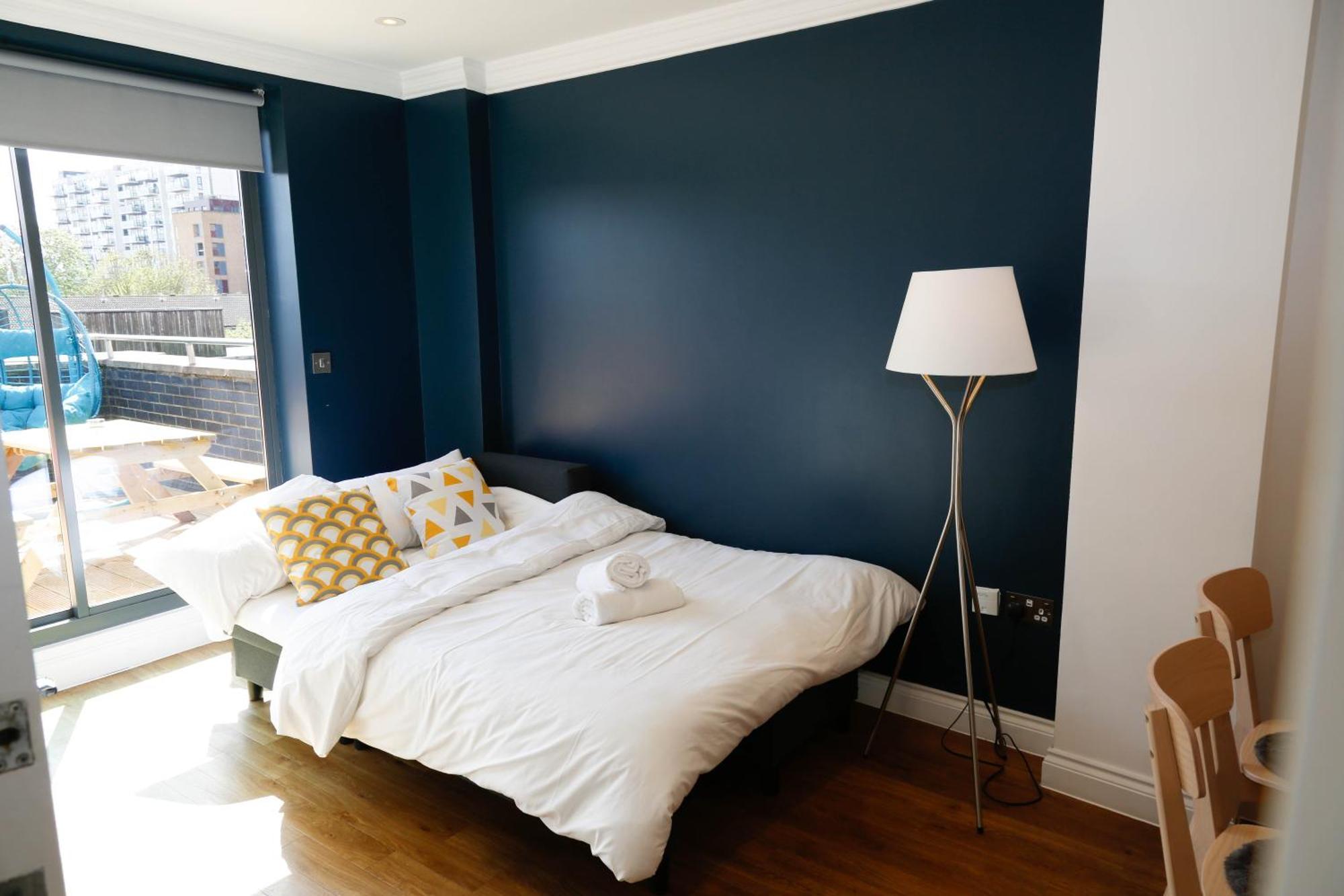 New Luxury In Location Next To Shops, Cafes, Bars & Metro Leilighet