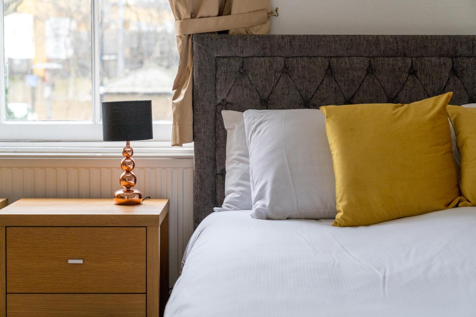 Larger Groups Close To O2 Arena Excel Canary Wharf With Wifi And Parking Within Mins Walk To Drl & Jubilee Line