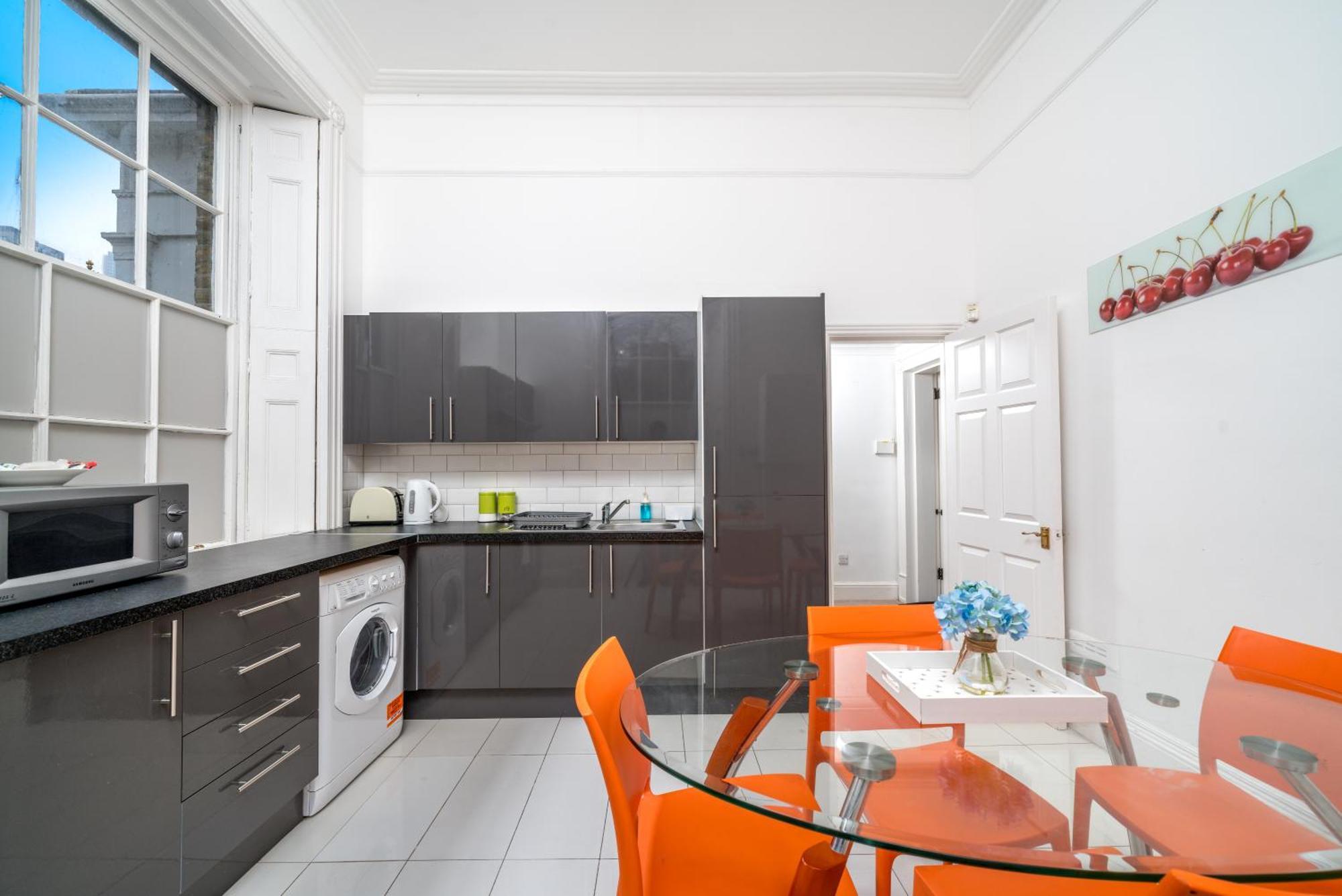 Larger Groups Close To O2 Arena Excel Canary Wharf With Wifi And Parking Within Mins Walk To Drl & Jubilee Line Apartment London