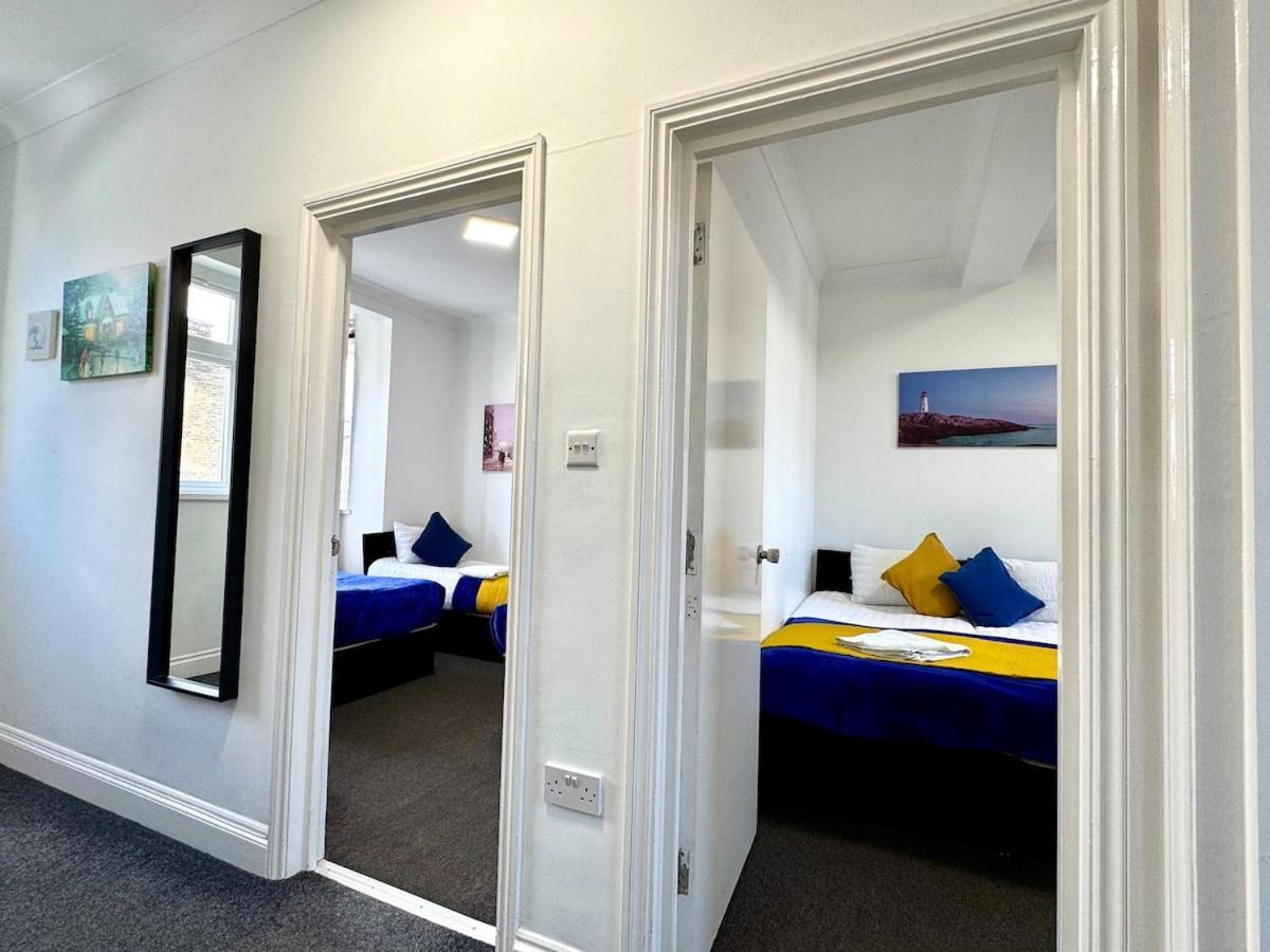 Spacious 3-bed With Garden, Private Parking, Smart Tv's, Fast Wi-fi *