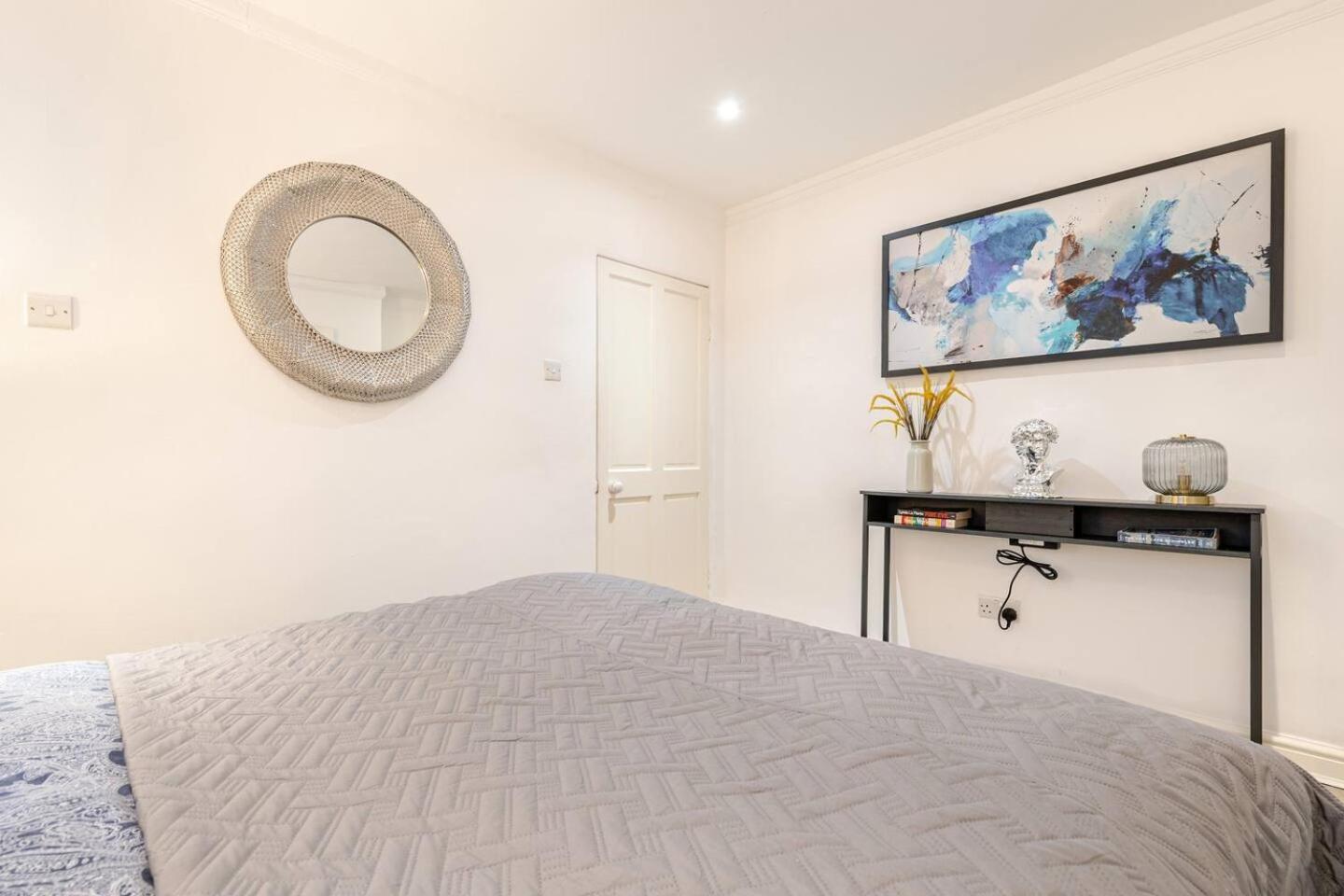 Spacious And Private By Royal Palace Apartment