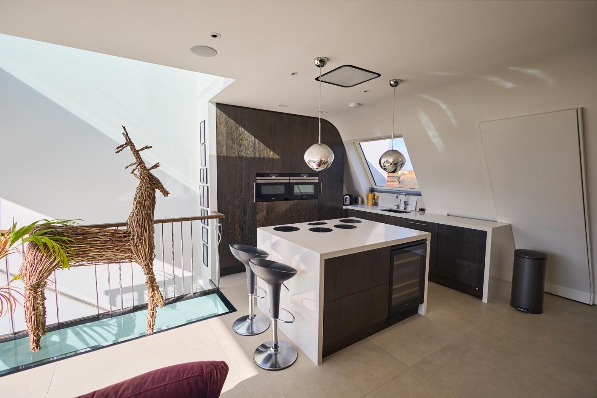Modern Penthouse With Balcony & Views *