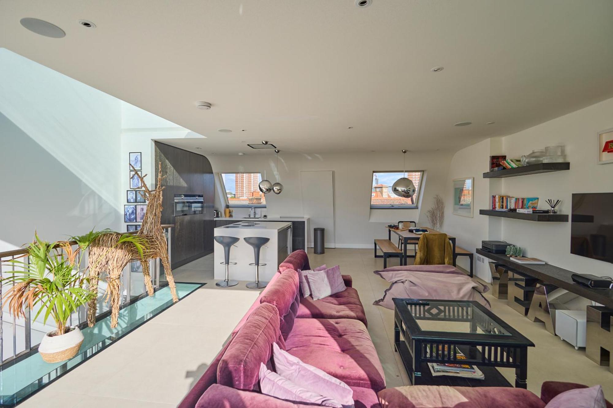 Apartment Modern Penthouse With Balcony & Views London