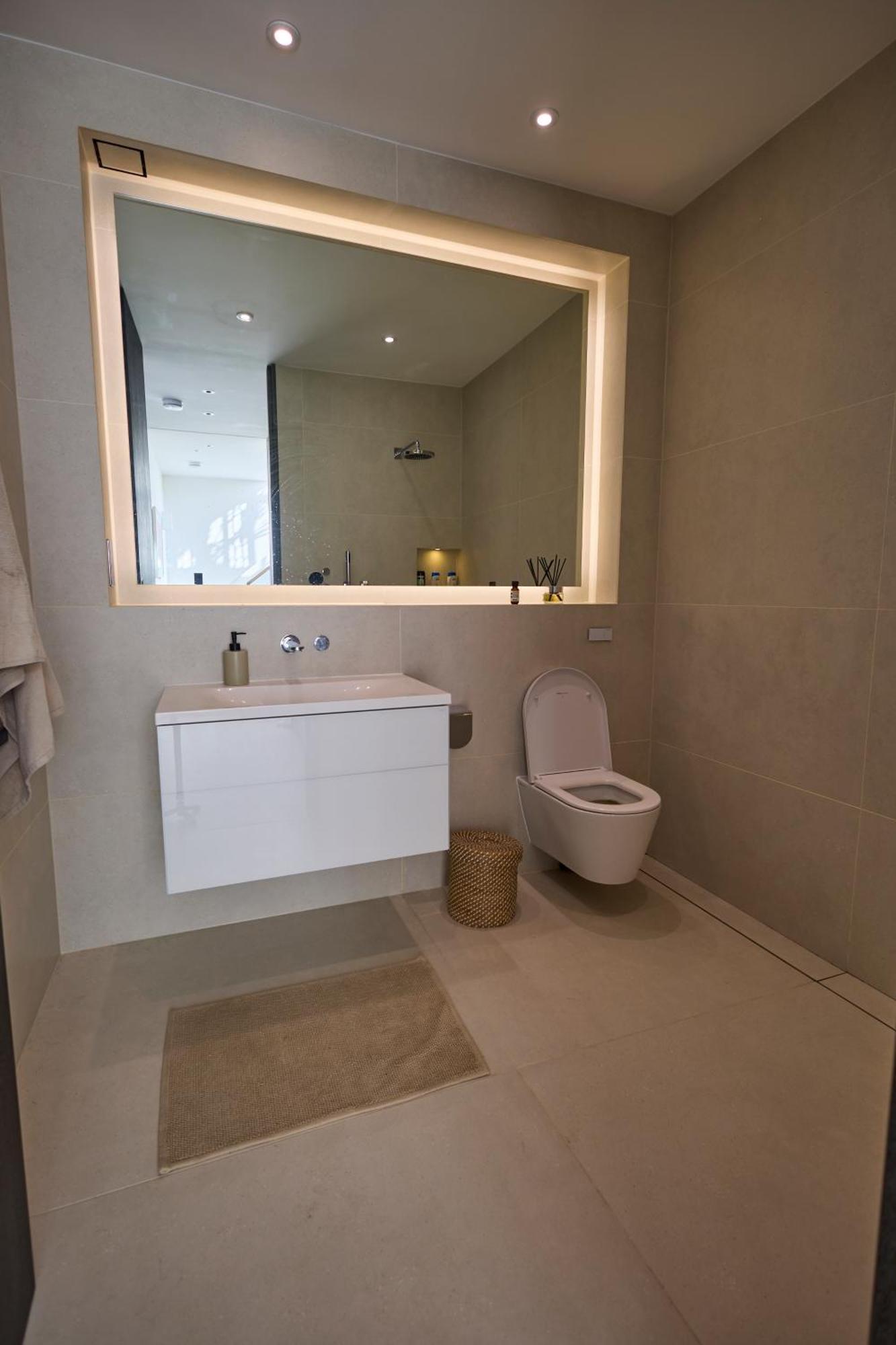 Modern Penthouse With Balcony & Views * London