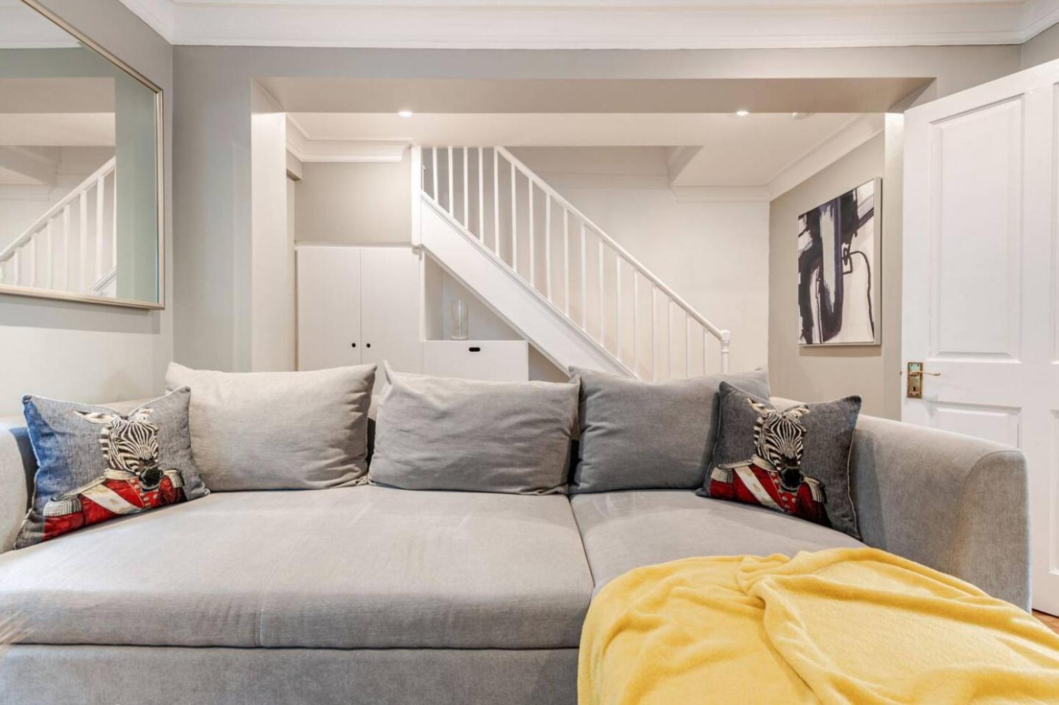 Spacious And Private By Royal Palace Apartment