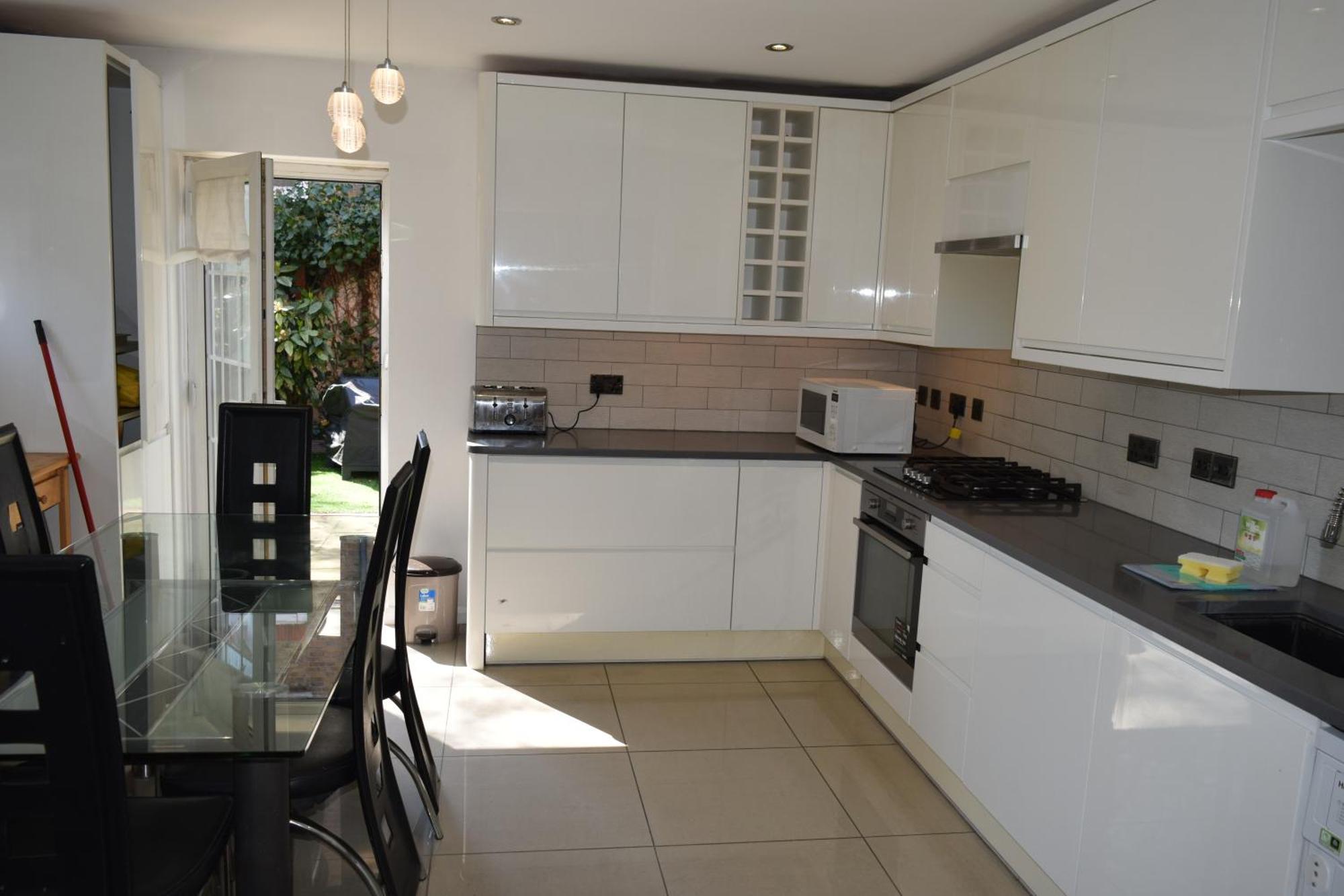 London Stratford - Spacious 2 Bed Flat With Secured Parking & Private Garden Apartment London