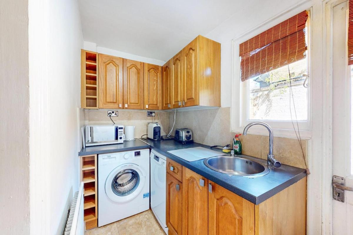 Quaint 2 Bedroom Flat -10 Min To Tower Bridge * Londen