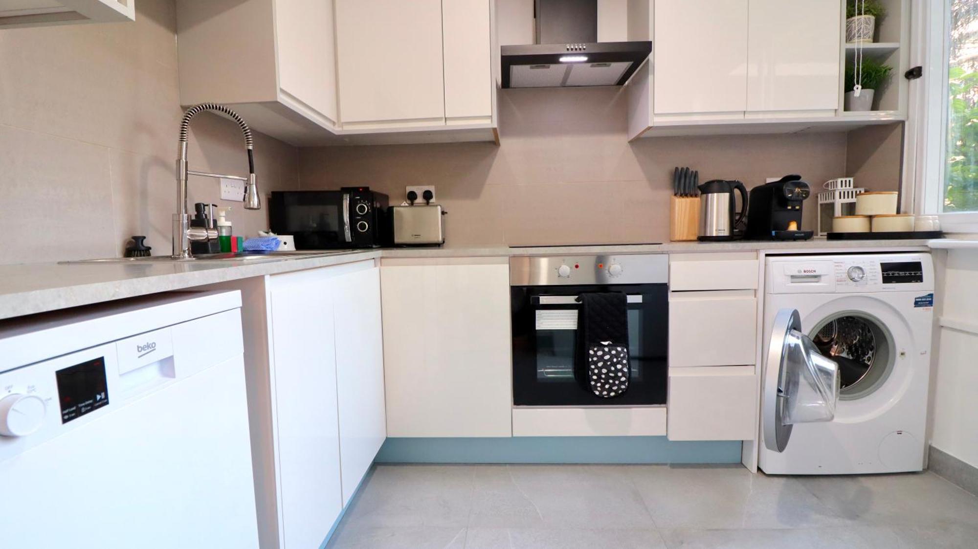 Luxury 2 Bedroom By Aljoori Apartment London