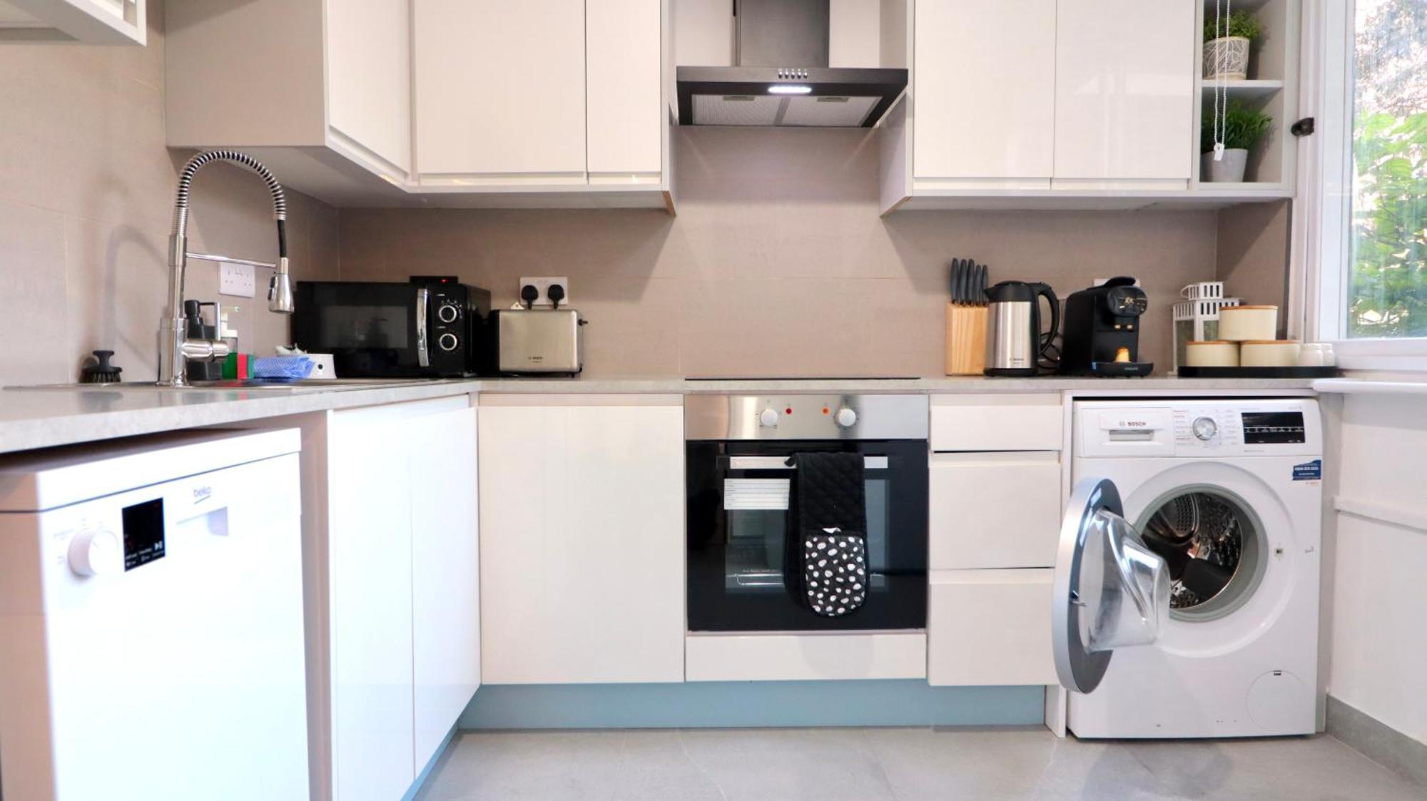 Apartment Luxury 2 Bedroom By Aljoori London