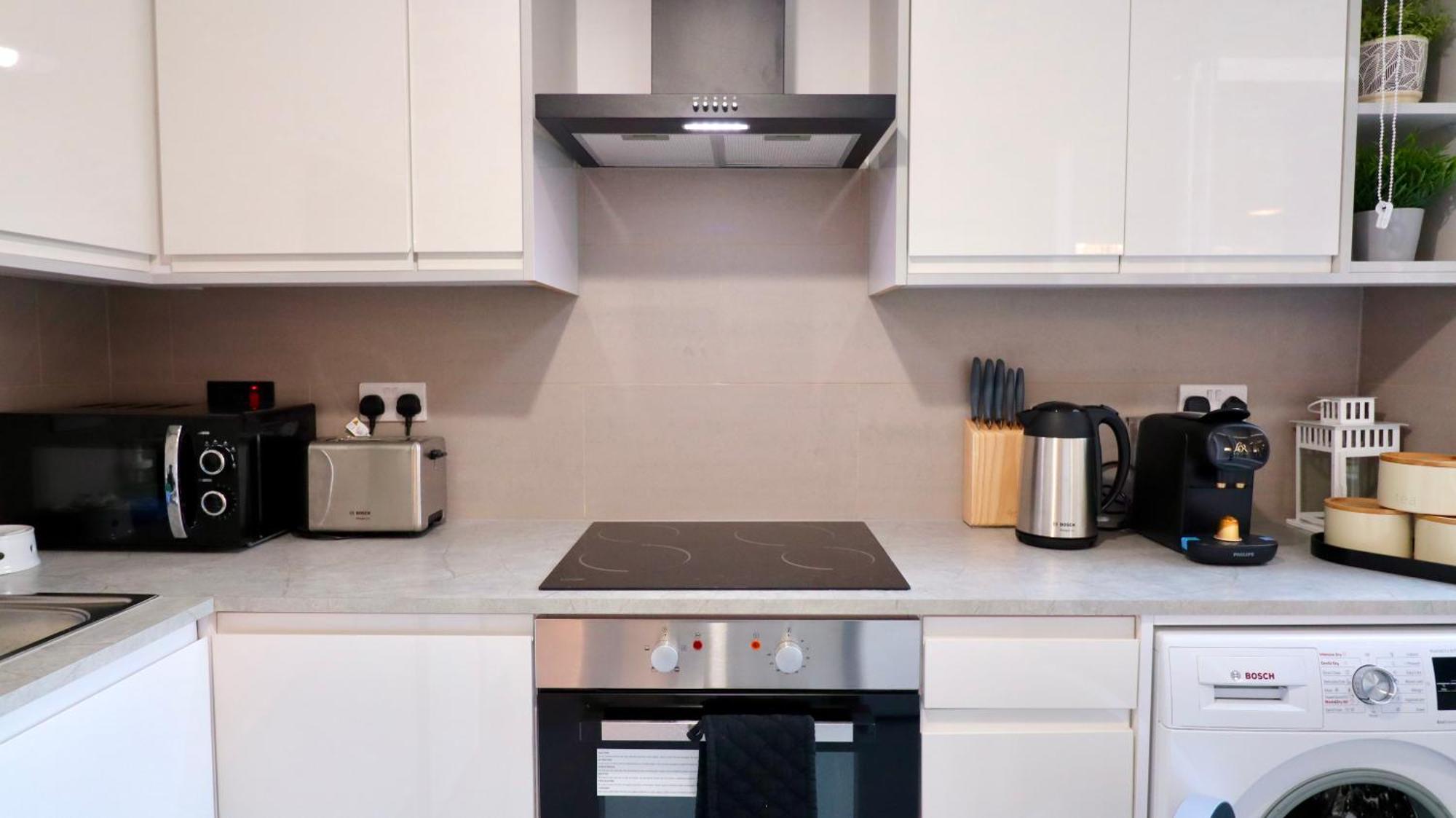 Luxury 2 Bedroom By Aljoori Apartment *