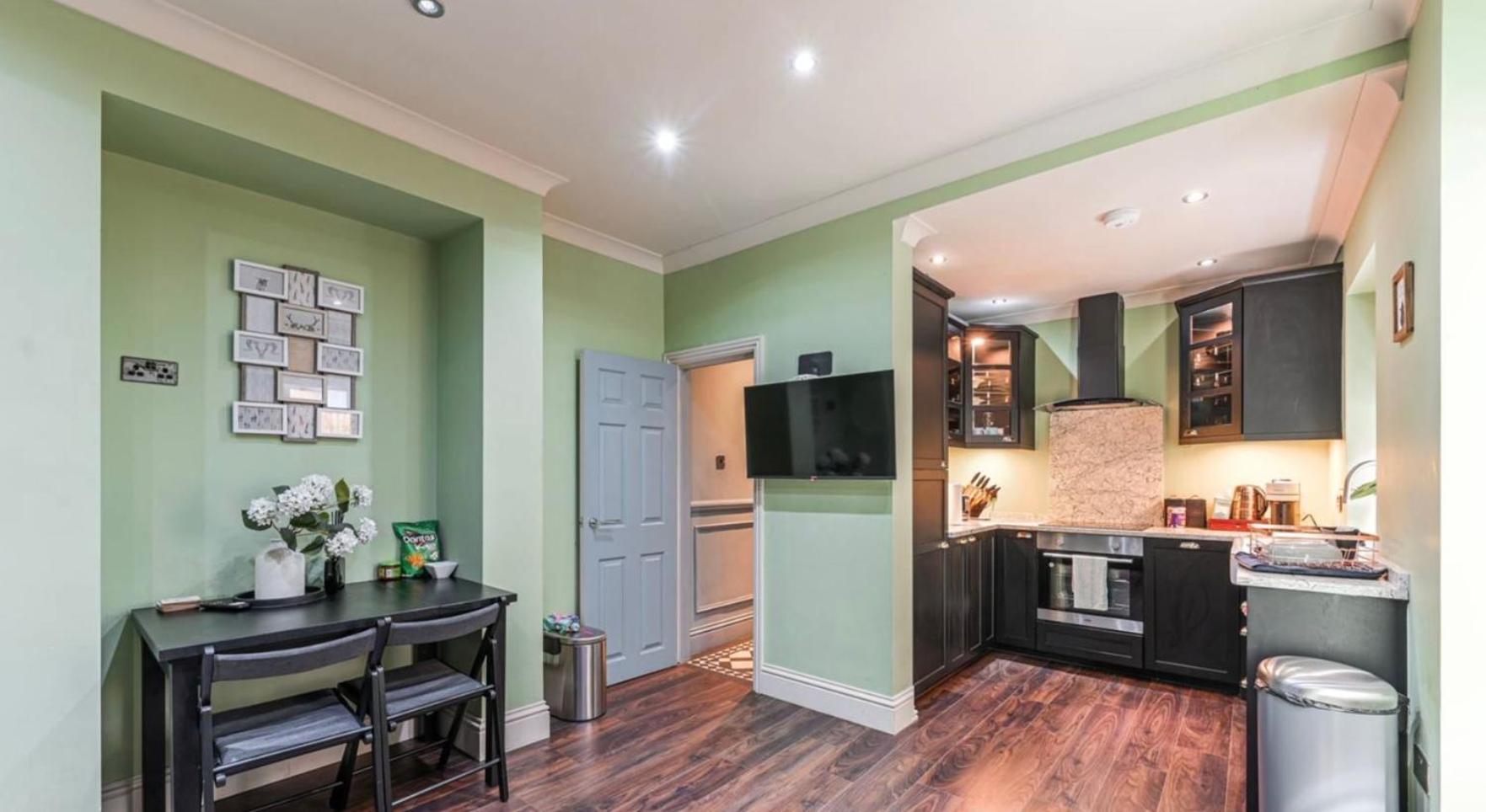 Stylish 2 Bedrooms Flat Sleeps 6 & Garden Zone 2 Cls Leilighet *