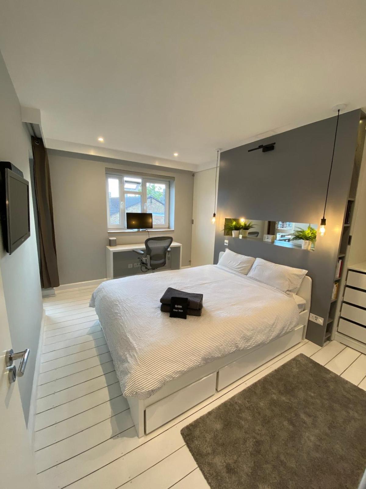 Newly Renovated - 70m2 Modern & Cosy - Balcony Appartement Londen