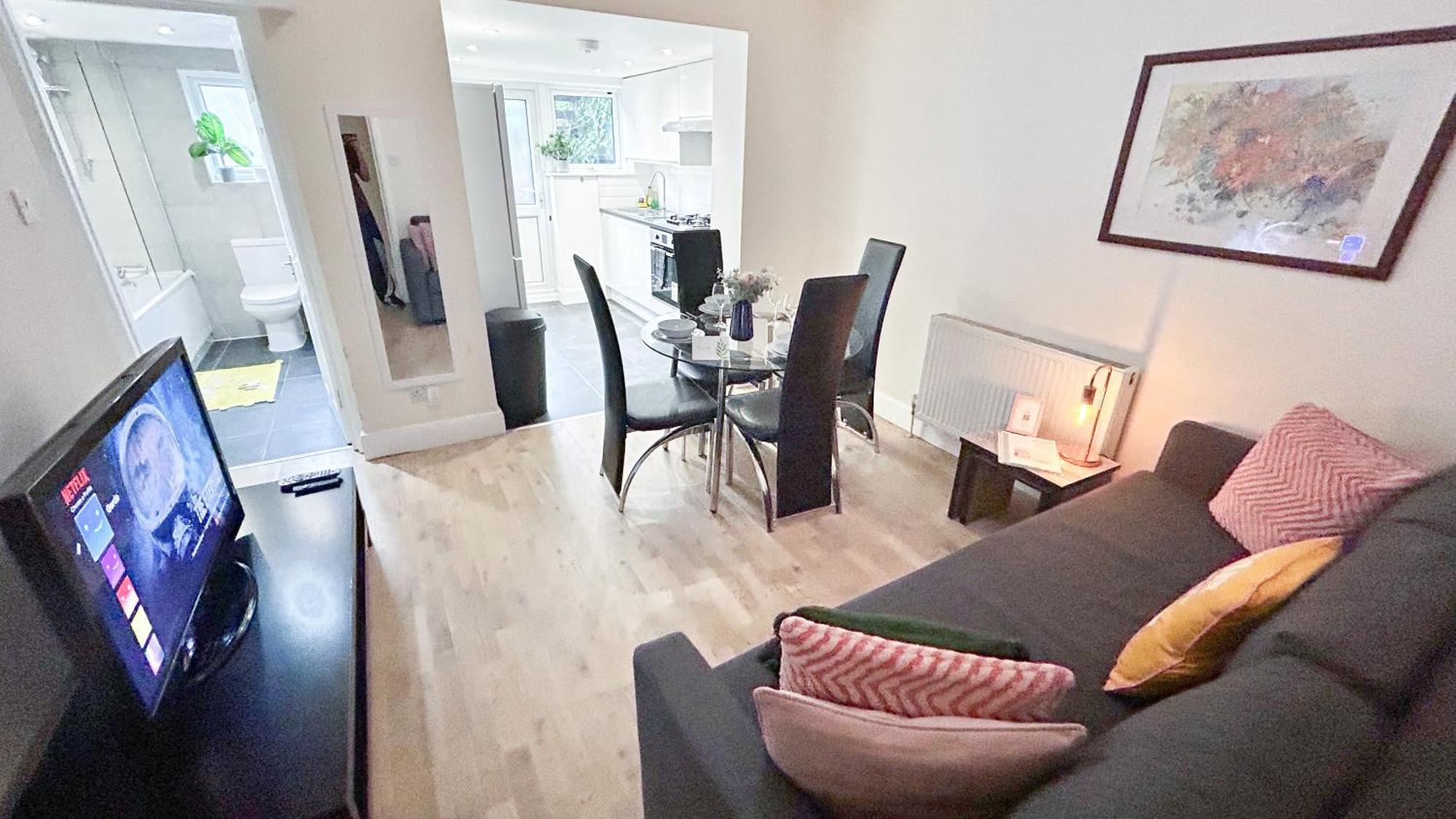1-bedroom Flat With Small Garden & Paid Parking In Finsbury Park, Highbury Apartment *