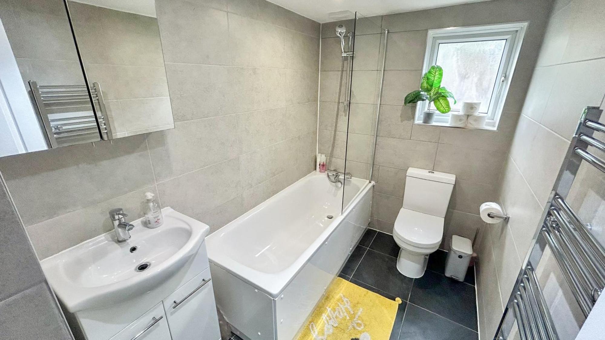 Apartment 1-bedroom Flat With Small Garden & Paid Parking In Finsbury Park, Highbury London