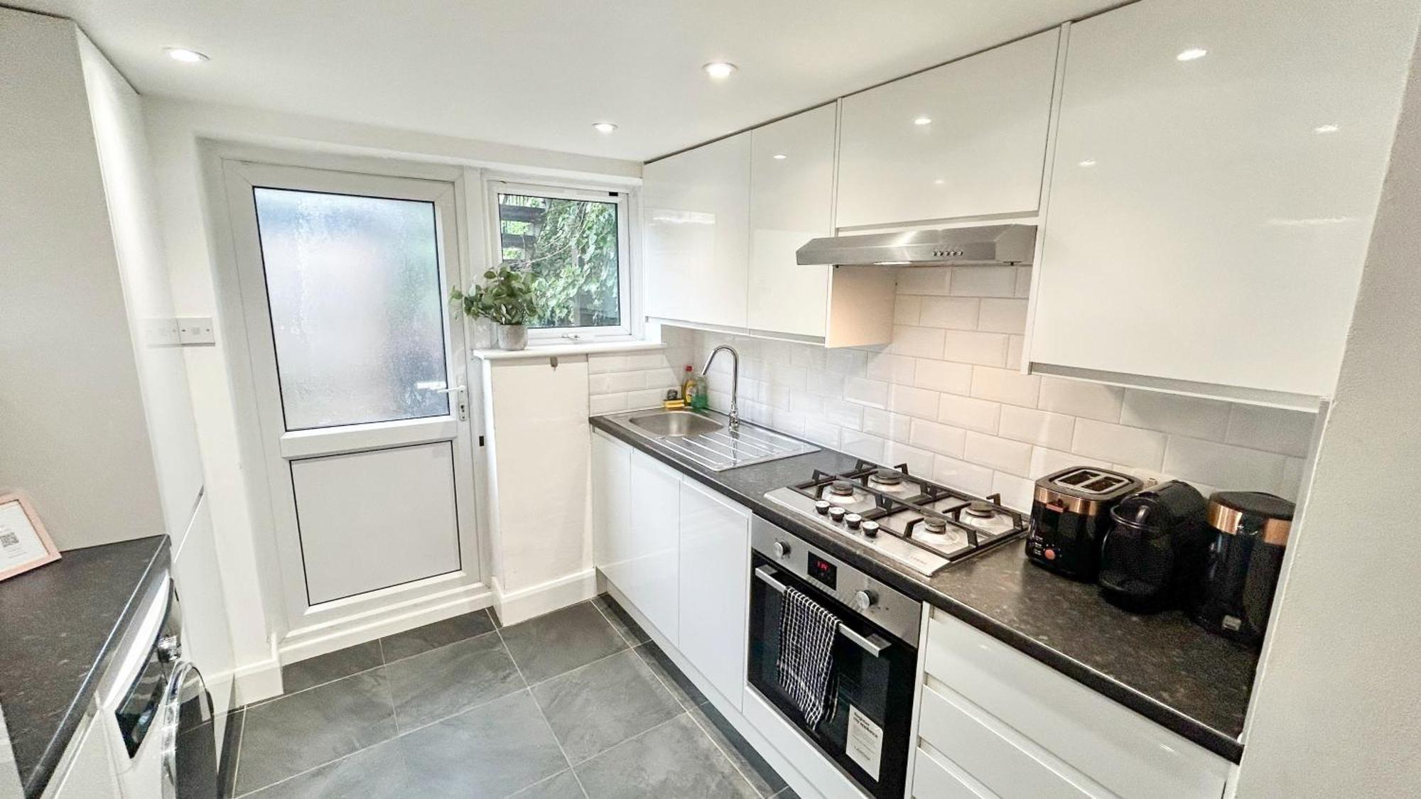 1-bedroom Flat With Small Garden & Paid Parking In Finsbury Park, Highbury Apartment