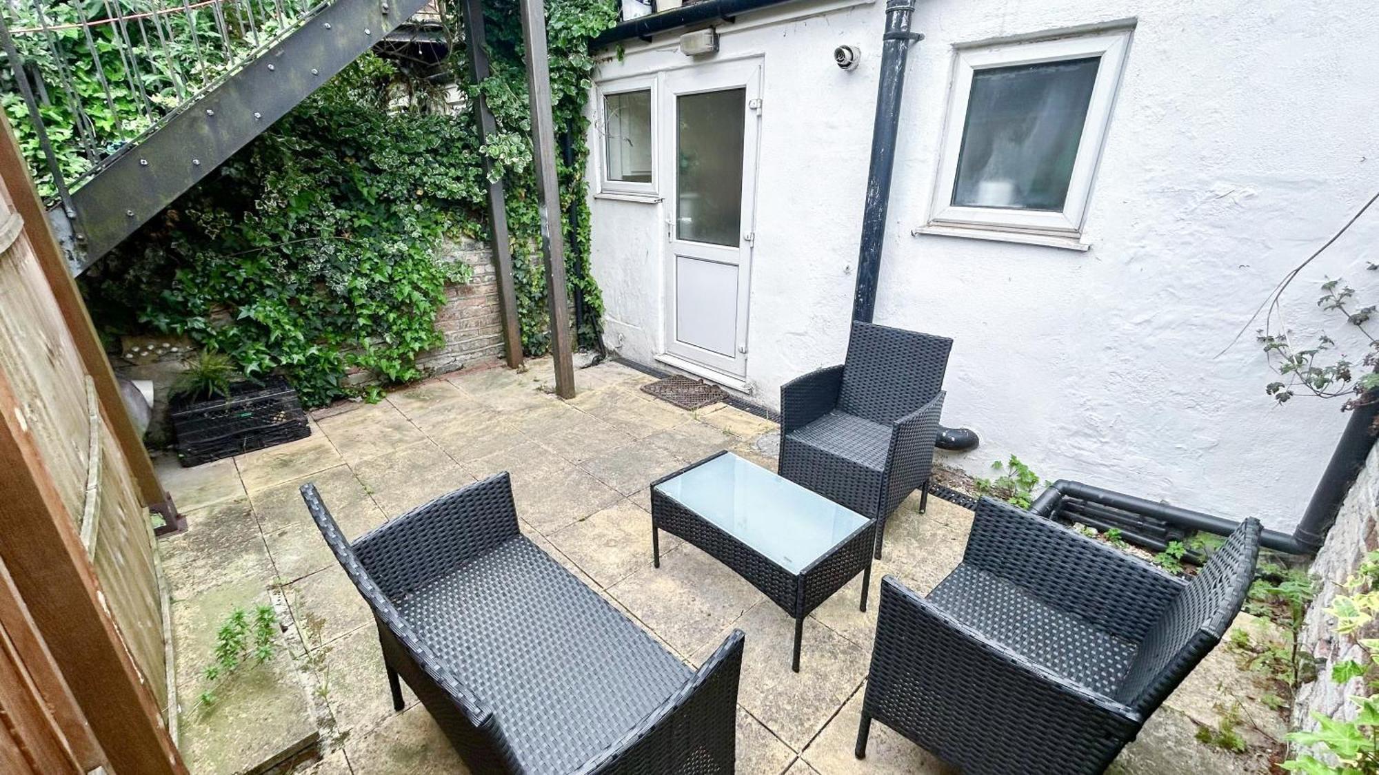 1-bedroom Flat With Small Garden & Paid Parking In Finsbury Park, Highbury *