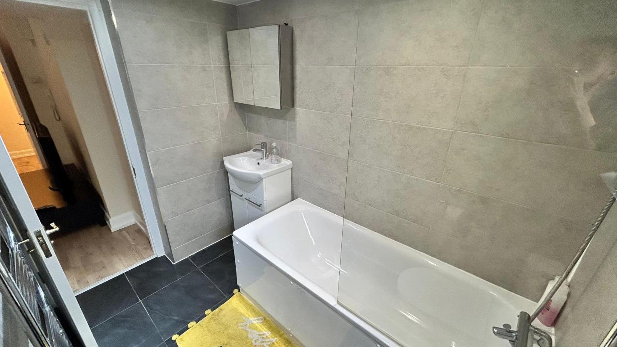 Apartment 1-bedroom Flat With Small Garden & Paid Parking In Finsbury Park, Highbury *