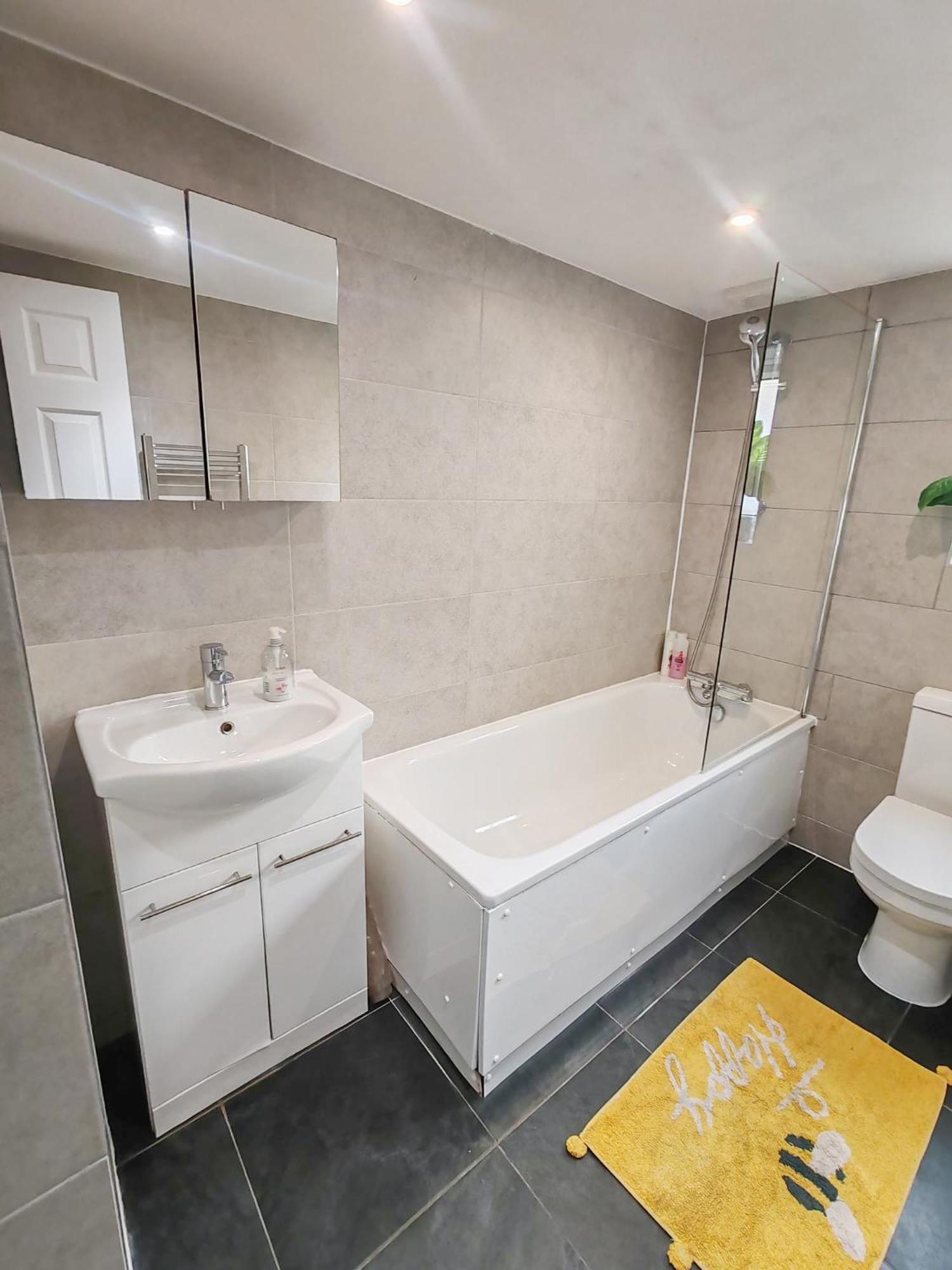 1-bedroom Flat With Small Garden & Paid Parking In Finsbury Park, Highbury