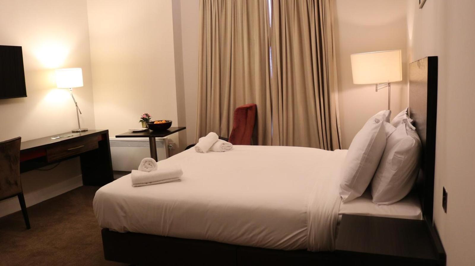 Ariana - Near Wembley And Hotell London