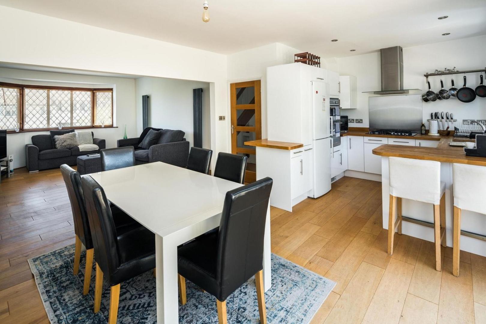 Elegant 2bd House With Garden And Decked Patio