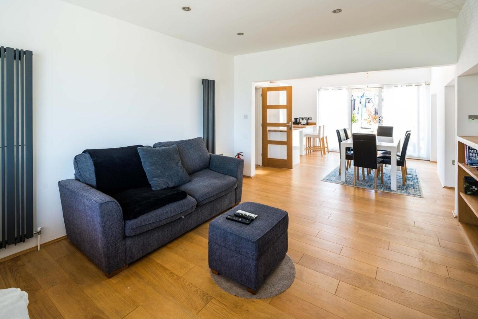 Elegant 2bd House With Garden And Decked Patio *