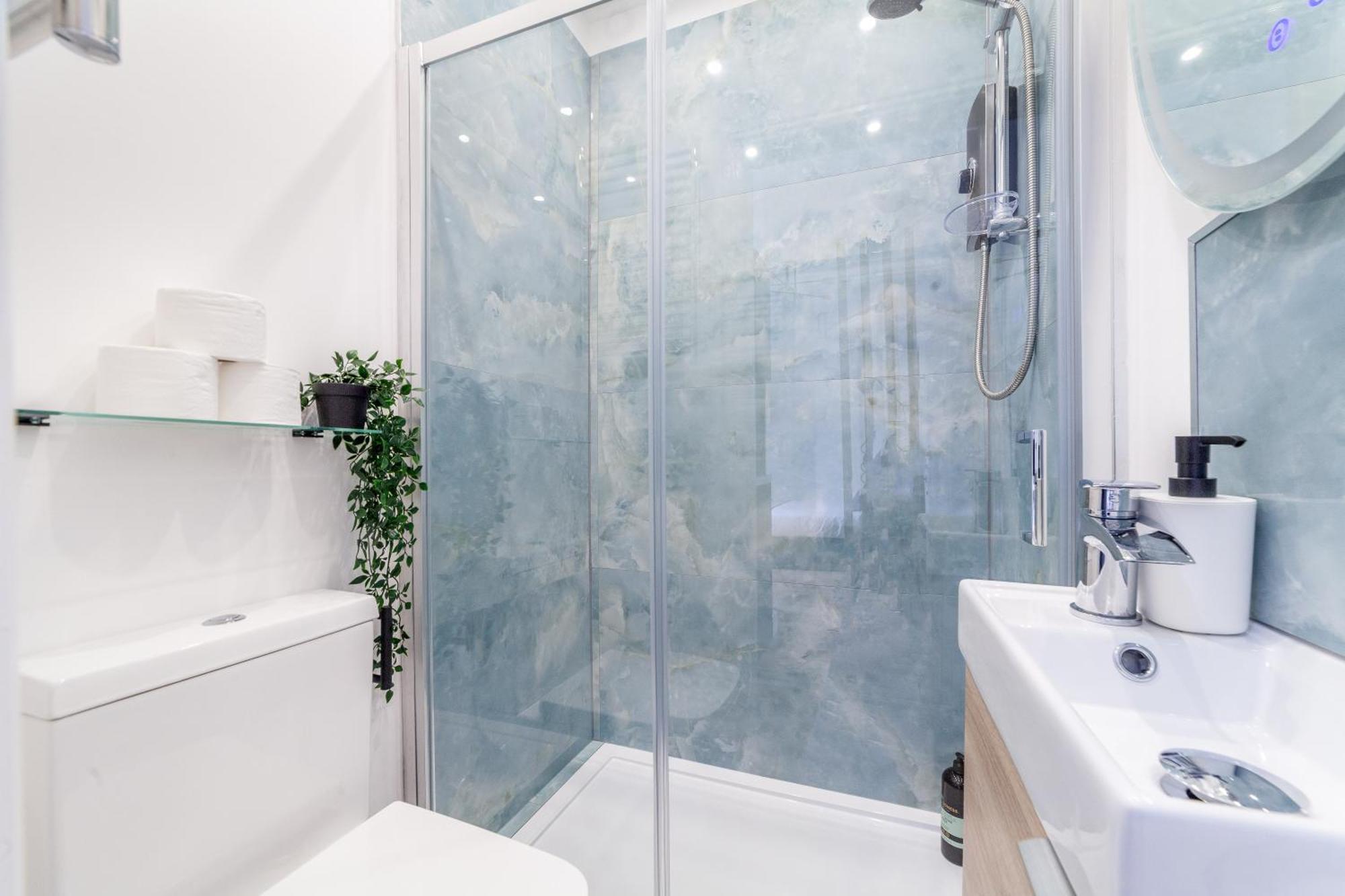 Stunning Serviced W Great Location - Perfect For Corporate,contractors And Leisure Clients- Off Street Parking Available Apartment *