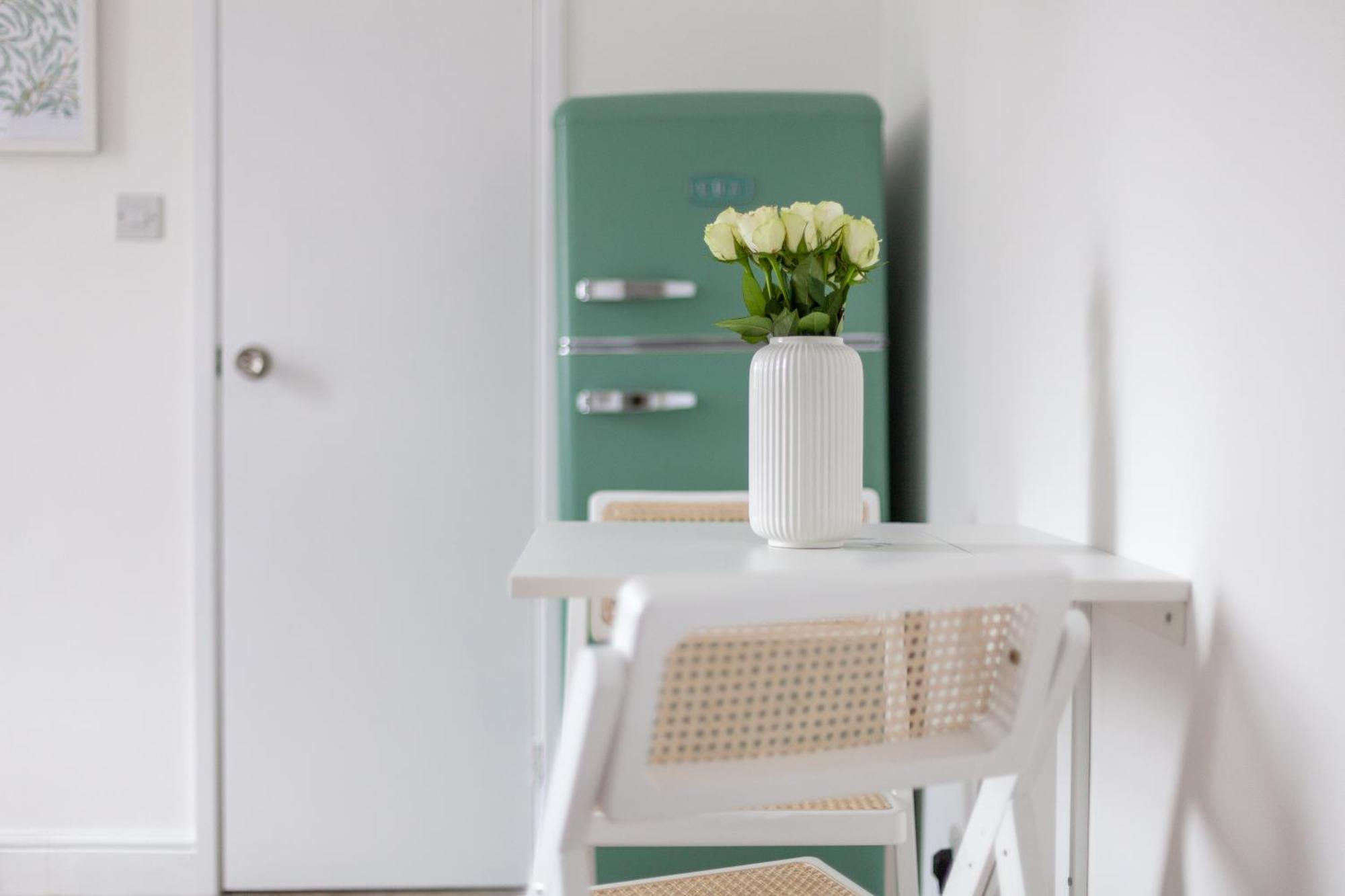 Apartment Stunning Serviced W Great Location - Perfect For Corporate,contractors And Leisure Clients- Off Street Parking Available