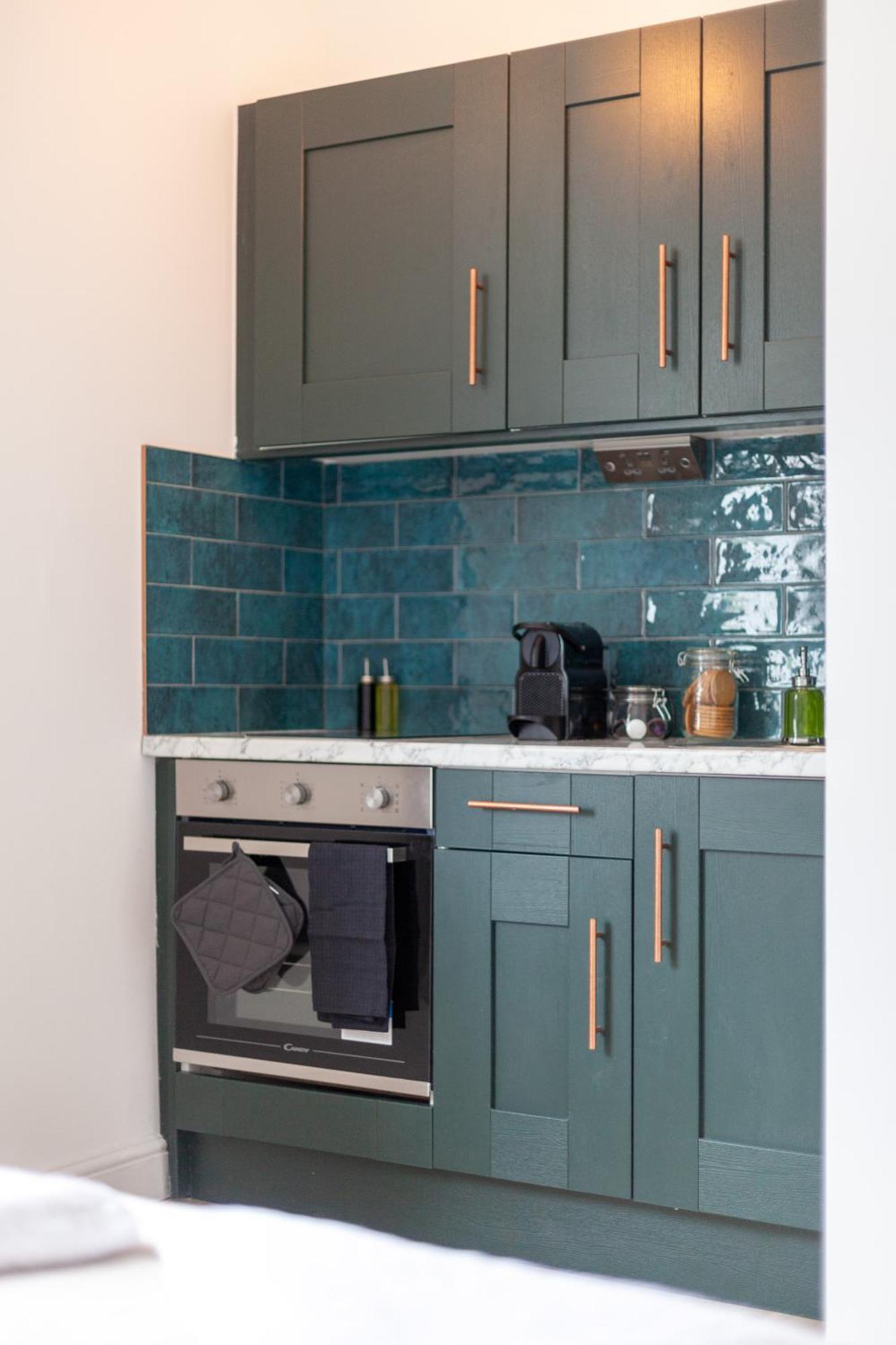 Stunning Serviced W Great Location - Perfect For Corporate,contractors And Leisure Clients- Off Street Parking Available Apartment *