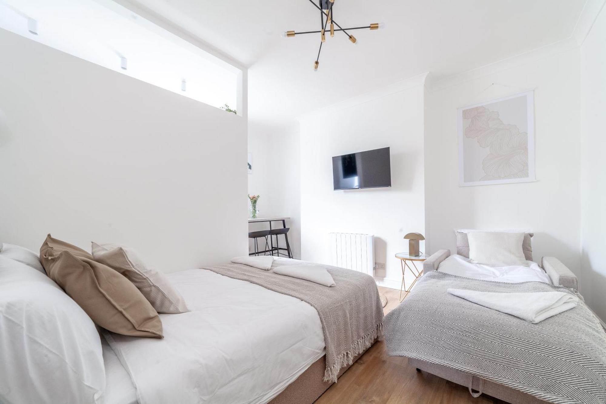 Stunning Serviced W Great Location - Perfect For Corporate,contractors And Leisure Clients- Off Street Parking Available