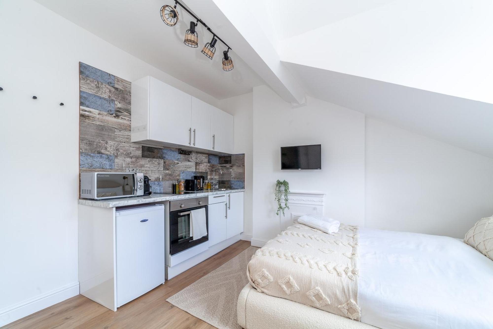 Apartment Stunning Serviced W Great Location - Perfect For Corporate,contractors And Leisure Clients- Off Street Parking Available *