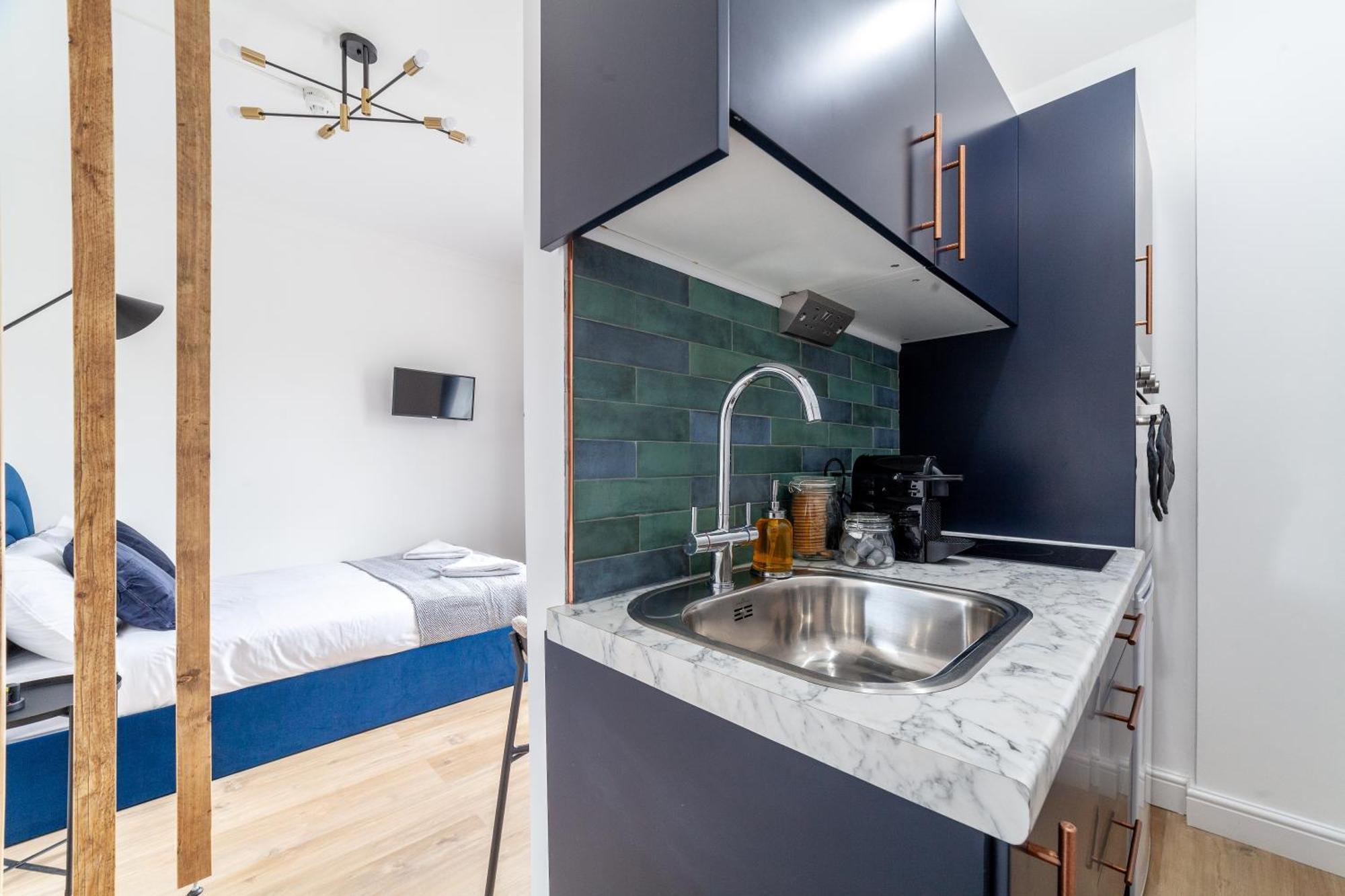 Stunning Serviced W Great Location - Perfect For Corporate,contractors And Leisure Clients- Off Street Parking Available Apartment