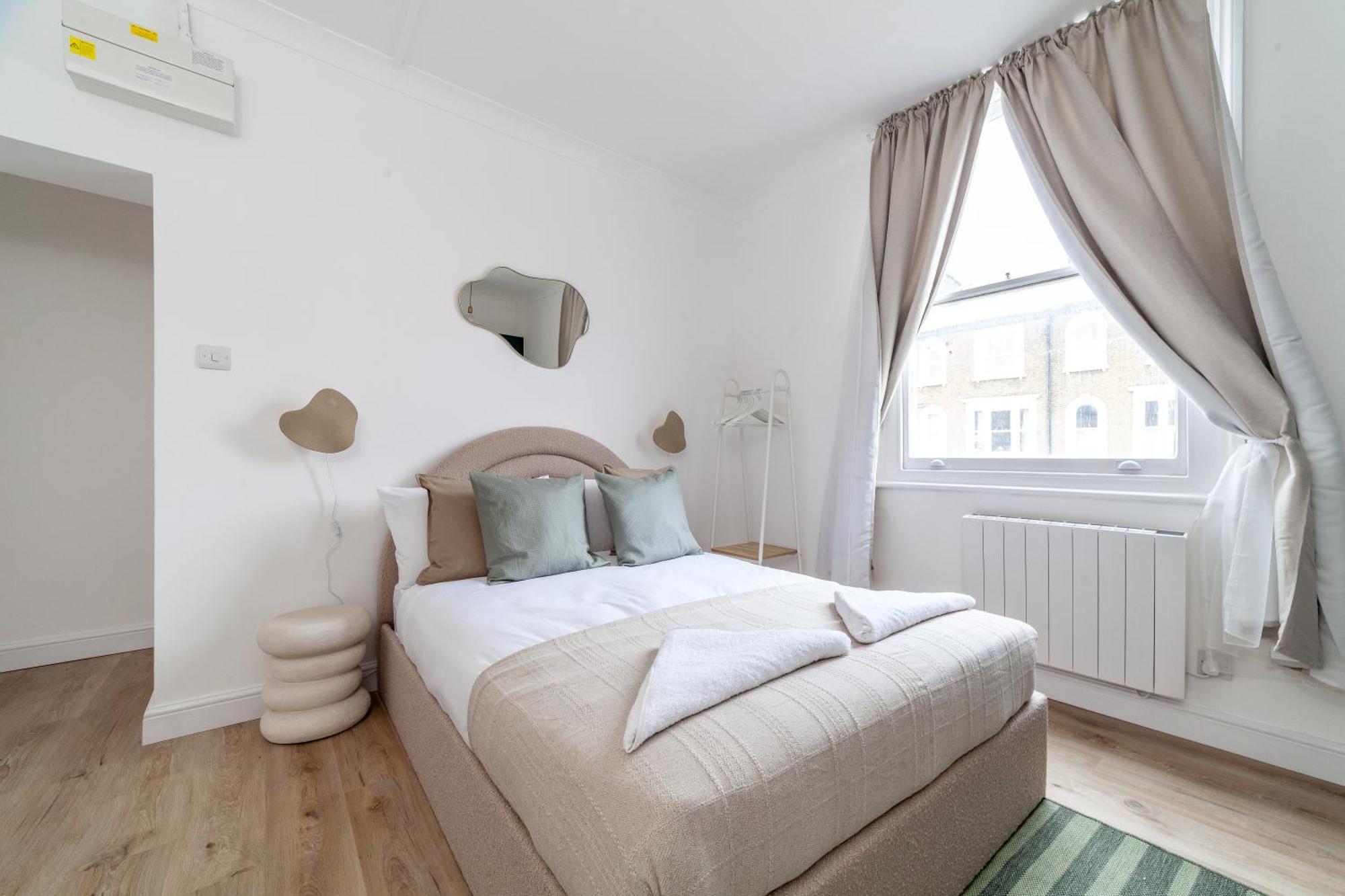 Apartment Stunning Serviced W Great Location - Perfect For Corporate,contractors And Leisure Clients- Off Street Parking Available