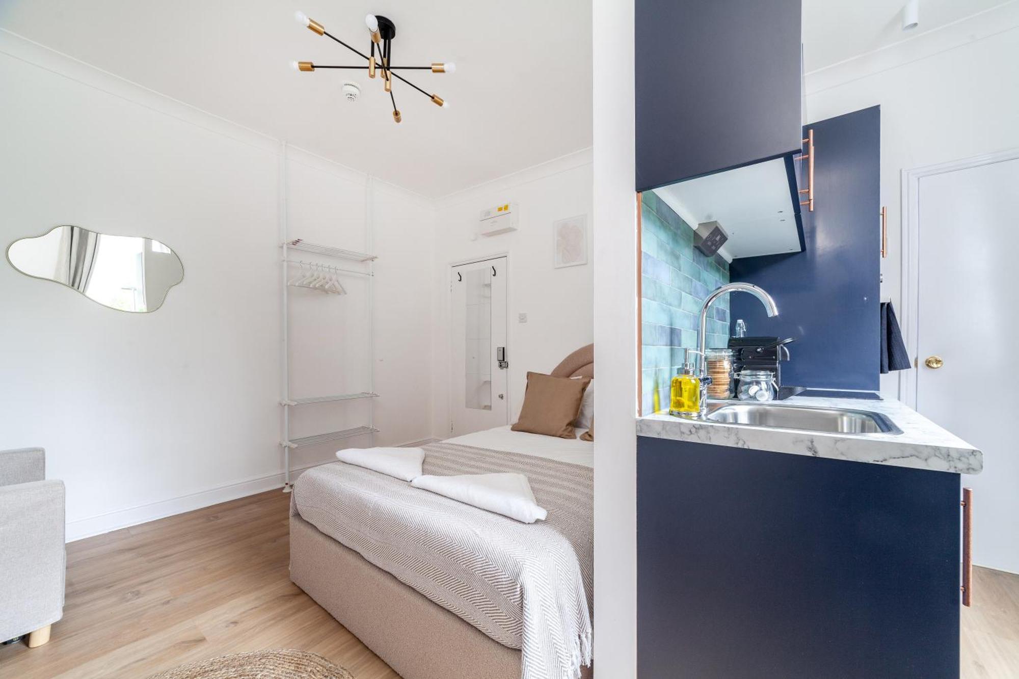 Apartment Stunning Serviced W Great Location - Perfect For Corporate,contractors And Leisure Clients- Off Street Parking Available *