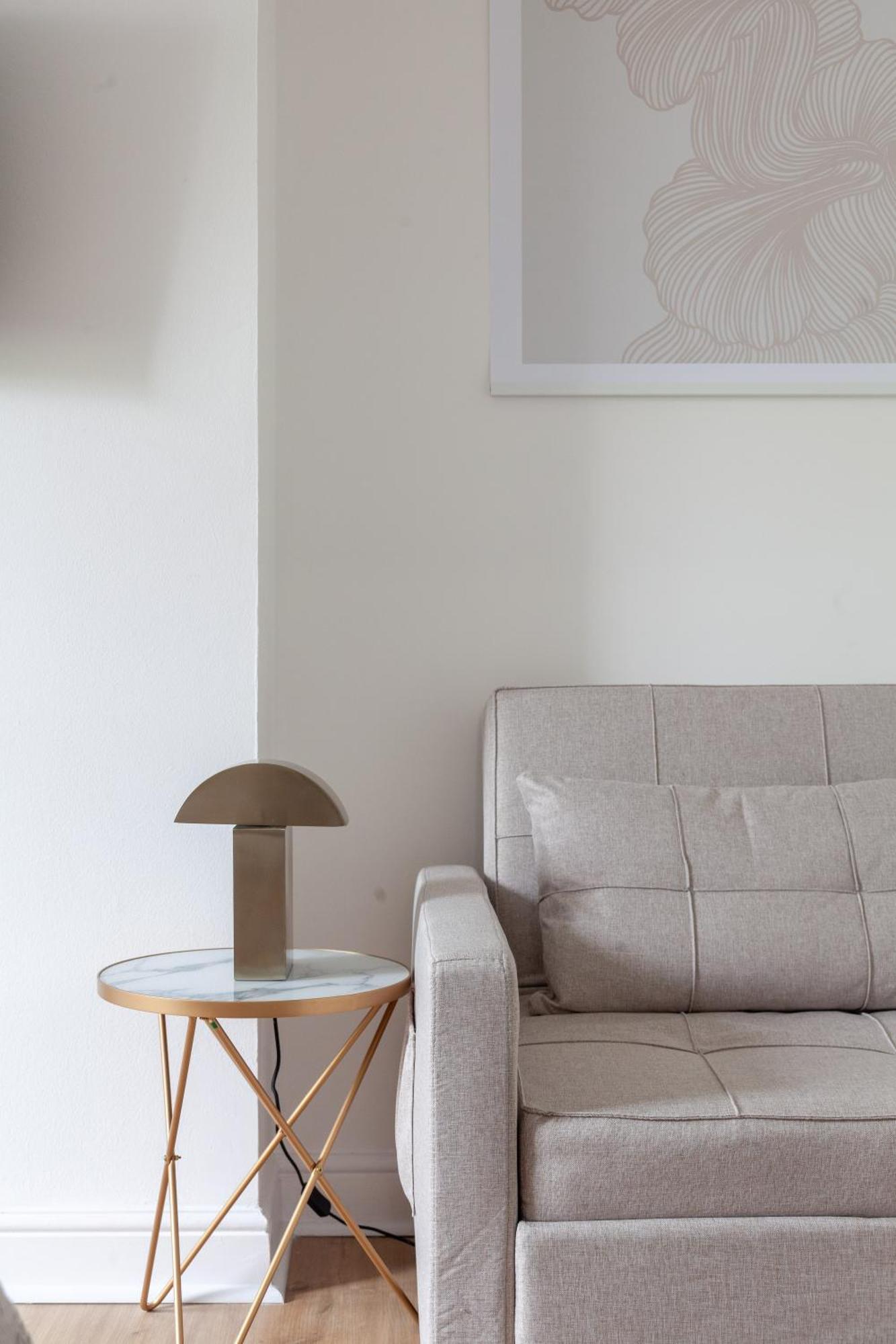 Stunning Serviced W Great Location - Perfect For Corporate,contractors And Leisure Clients- Off Street Parking Available Apartment