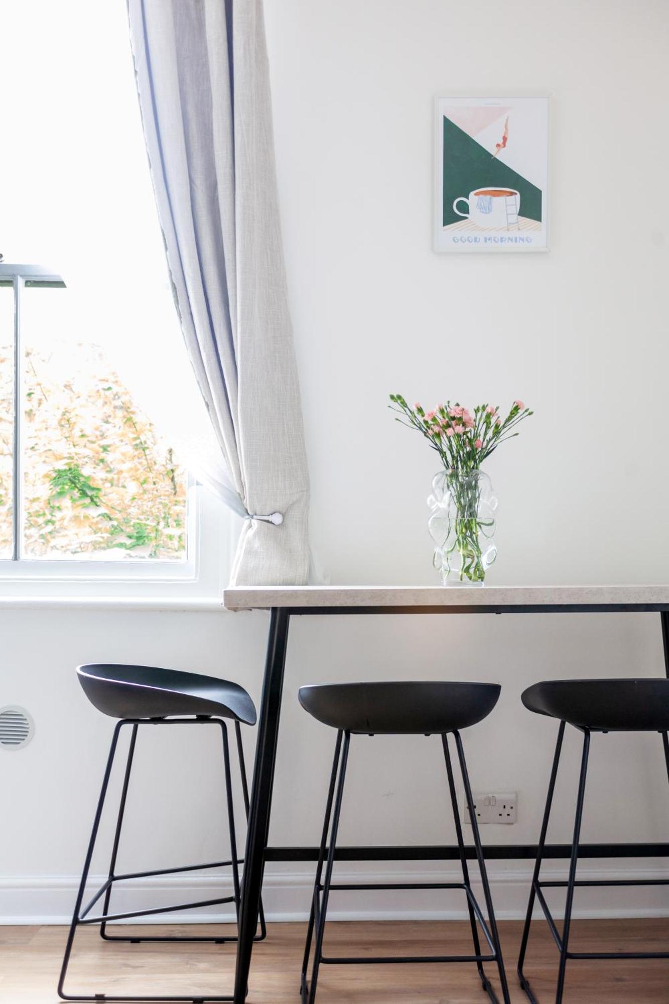 Stunning Serviced W Great Location - Perfect For Corporate,contractors And Leisure Clients- Off Street Parking Available *