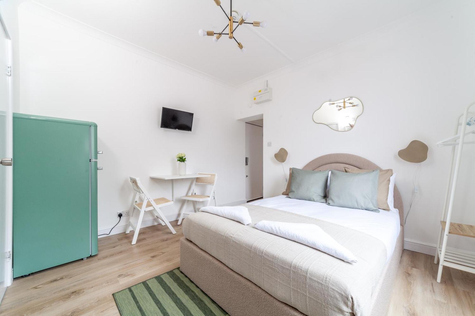 Apartment Stunning Serviced W Great Location - Perfect For Corporate,contractors And Leisure Clients- Off Street Parking Available *