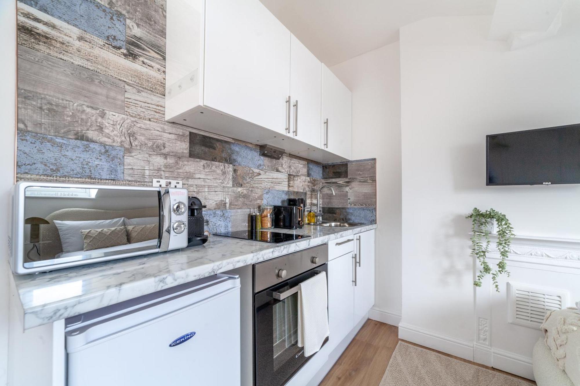 Stunning Serviced W Great Location - Perfect For Corporate,contractors And Leisure Clients- Off Street Parking Available