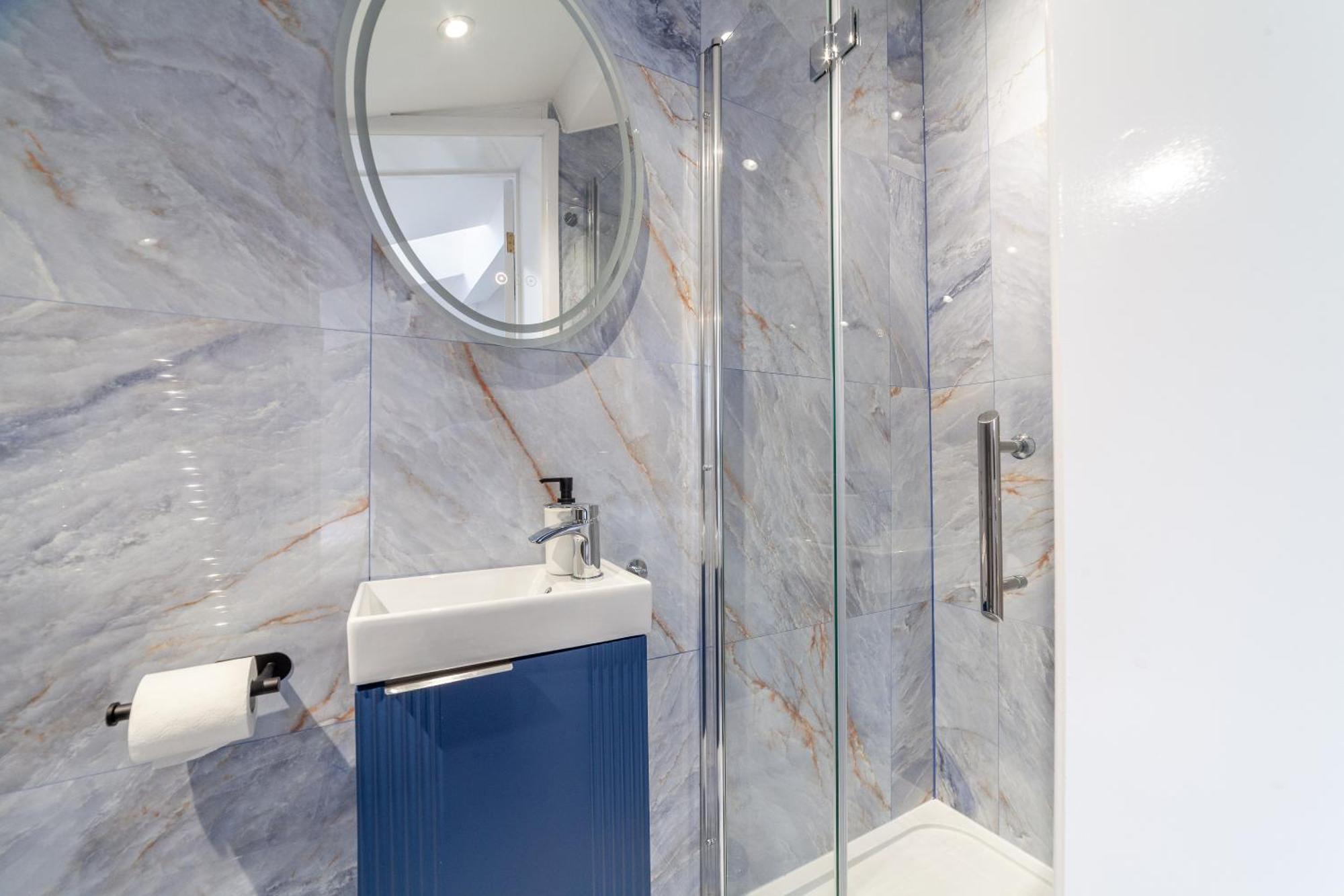Apartment Stunning Serviced W Great Location - Perfect For Corporate,contractors And Leisure Clients- Off Street Parking Available