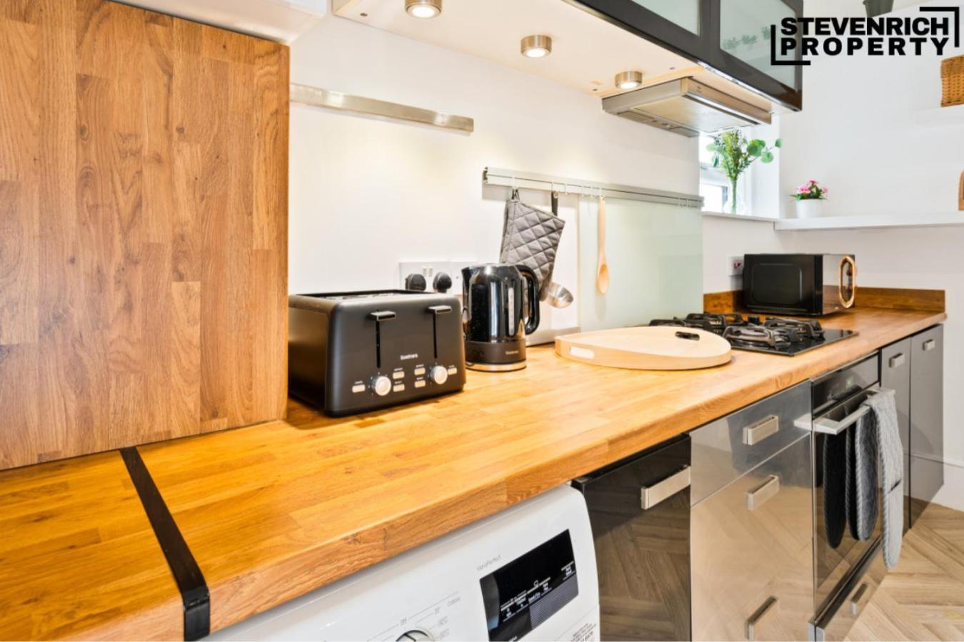 Pool Table High End Apartment 2 Beds 4 Guests Wifi London