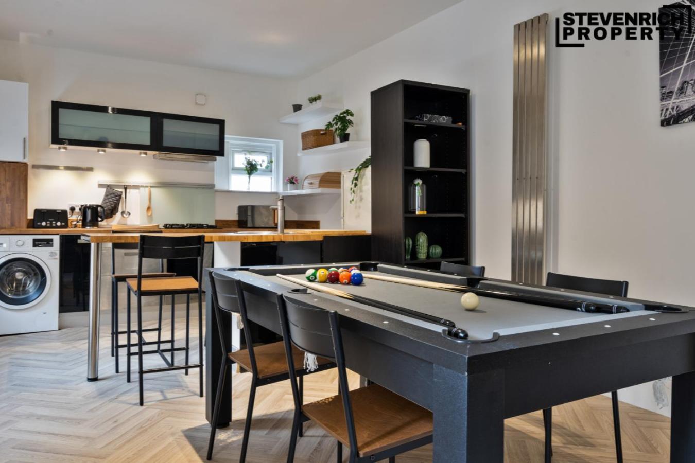 Pool Table High End Apartment 2 Beds 4 Guests Wifi Apartment *