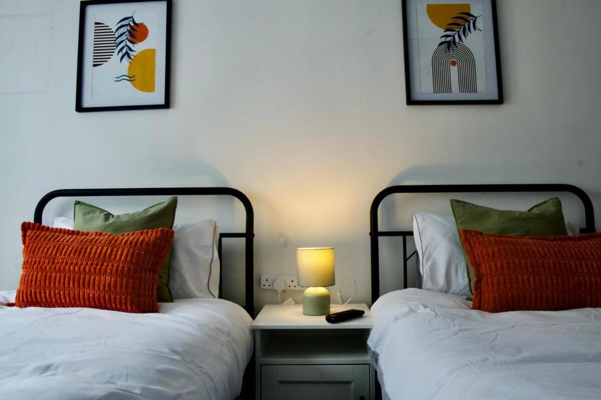 Apartment 3 Bedroom - 10min Walk Stratford Station - Sleep 6 London