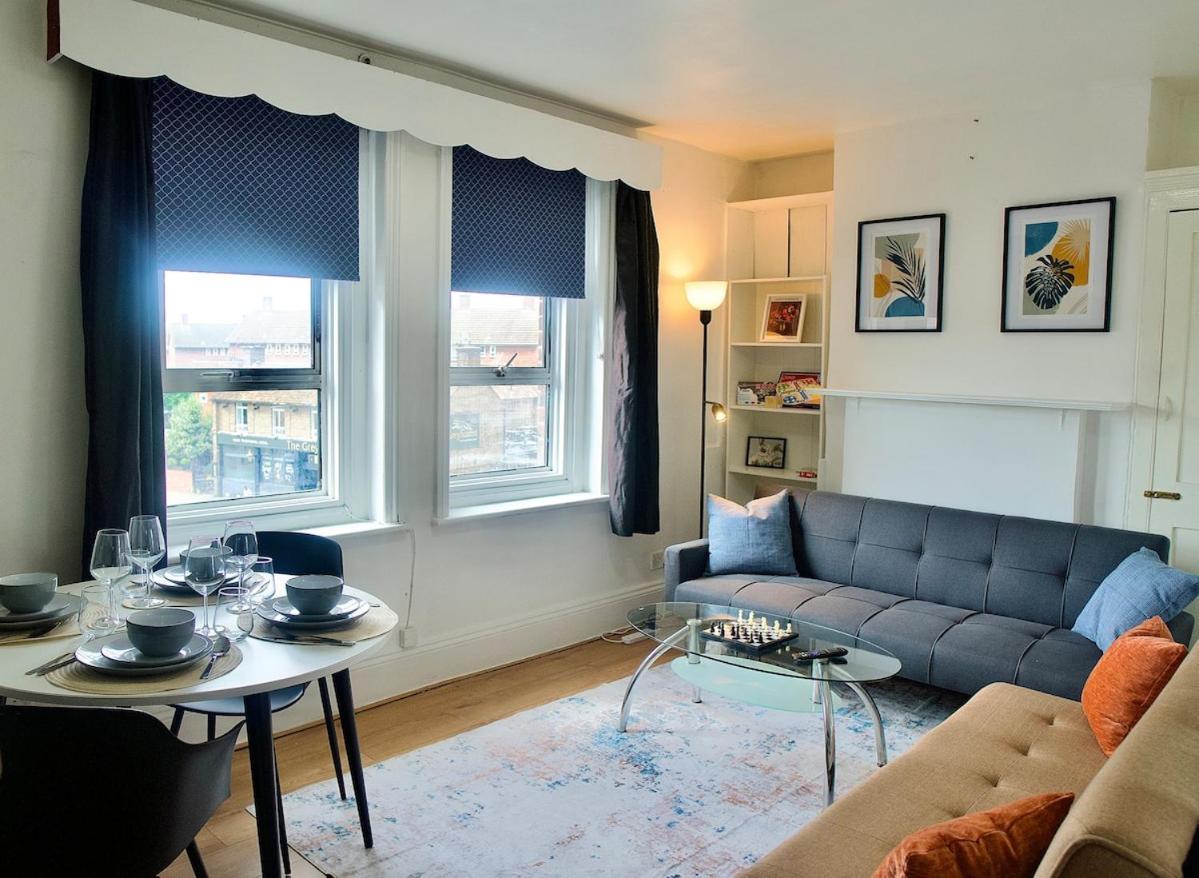 3 Bedroom - 10min Walk Stratford Station - Sleep 6 *