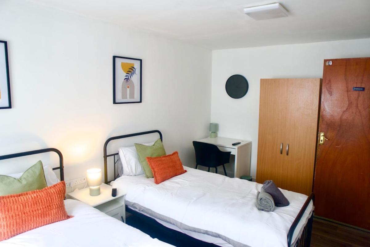 Apartment 3 Bedroom - 10min Walk Stratford Station - Sleep 6 London