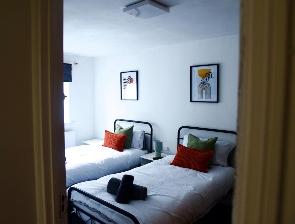 Apartment 3 Bedroom - 10min Walk Stratford Station - Sleep 6 *