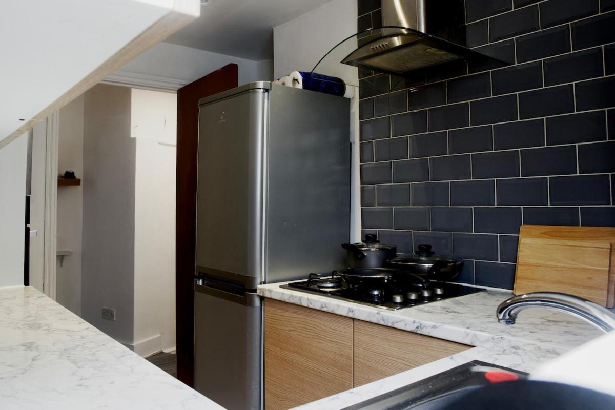 Apartment 3 Bedroom - 10min Walk Stratford Station - Sleep 6 *