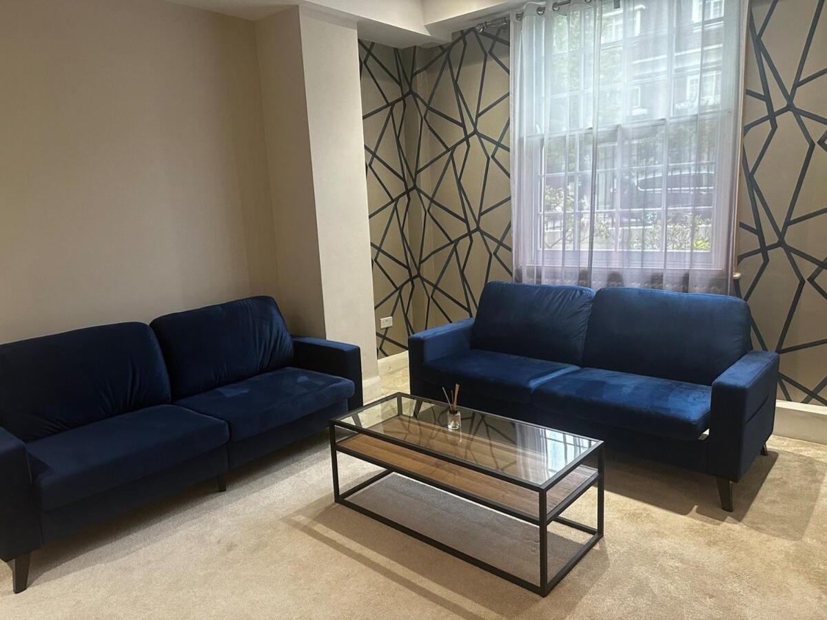 Stunning Two Bedrooms Apartment *