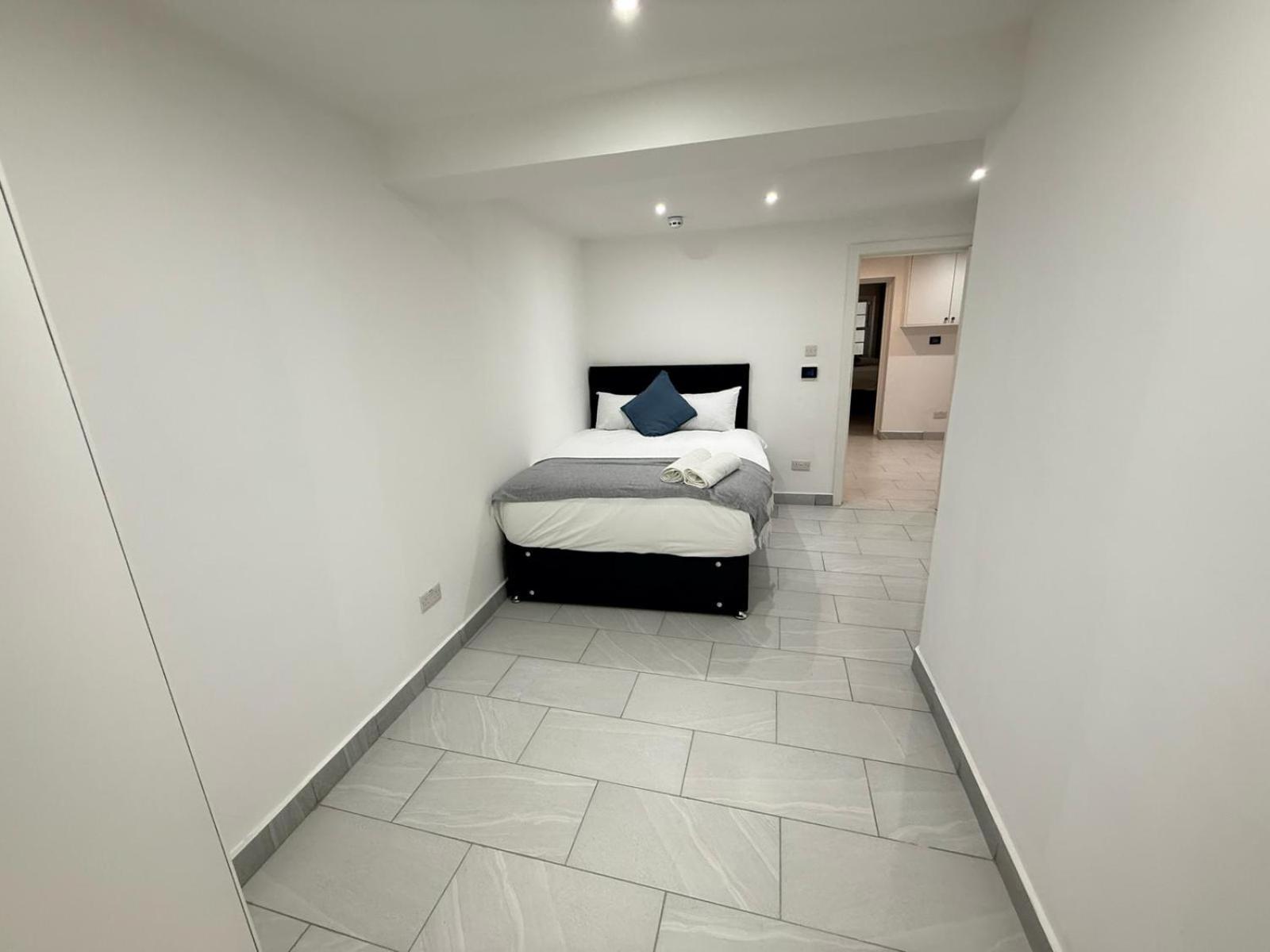 Bell Street 2 Bedroom Flat B * London