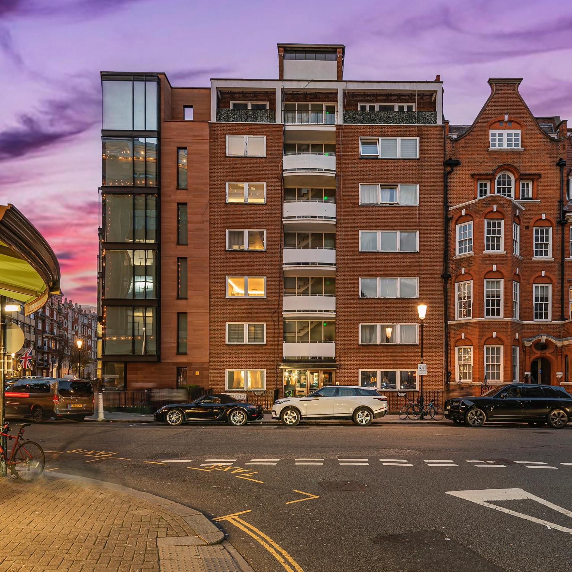 2br With Private Balcony Overlooking Harrods *